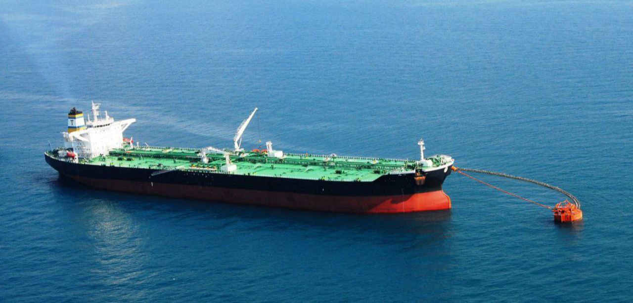 Отгрузку казахстанской нефти на терминале КТК близ Новороссийска остановили из за шторма и двух неработающих ВПУ Морской терминал Каспийского трубопроводного консорциума и нефтепровод Тенгиз Новороссийск остановили работу с 29 декабря 2025 года Причины шторм на Чёрном море отсутствие свободного места в нефтехранилище повреждение выносного причального устройства ВПУ 2 в результате атаки украинских безэкипажных катеров и продолжающийся ремонт выносного причального устройства ВПУ 3 Перевалку нефти планируют возобновить после нормализации погоды и снятия штормовых предупреждений ℹ Каспийский трубопроводный консорциум основной путь экспорта добытой в Казахстане нефти до 80 от общего объема поставок за рубеж Logistan info Логистика Экономика