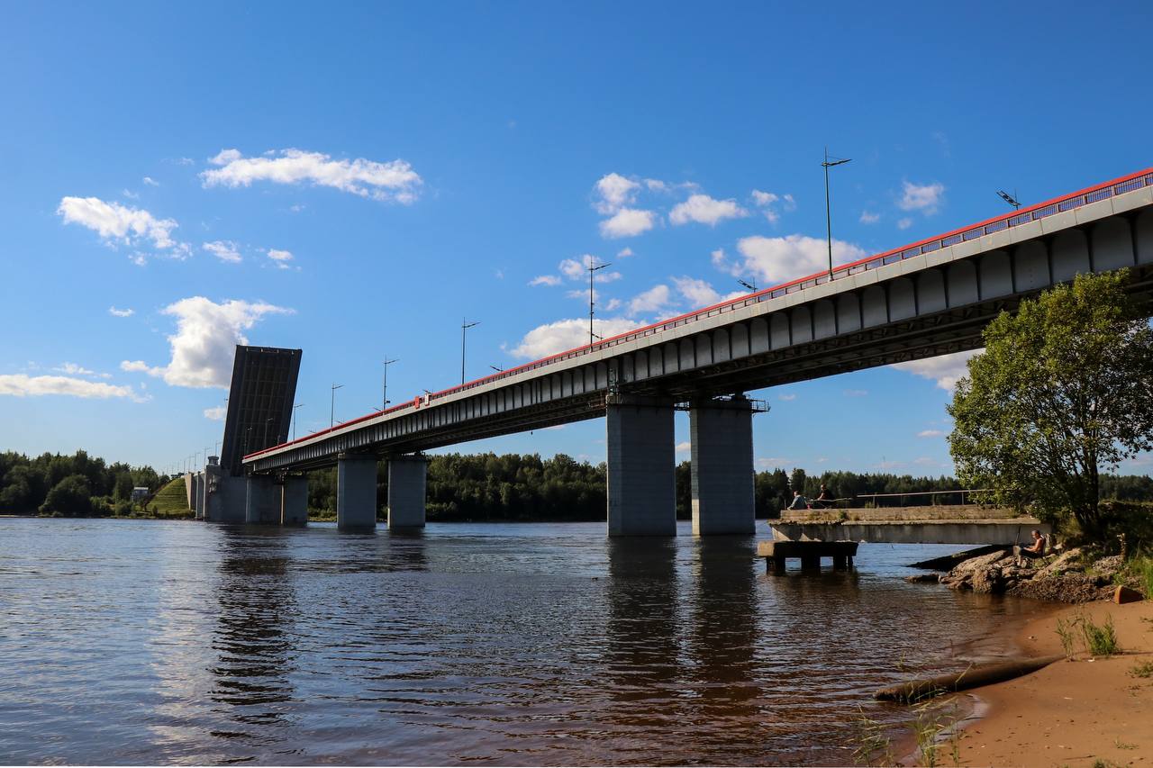 Ремонт Ладожского моста осложнит жизнь дальнобойщикам и жителям Ленобласти В процессе работ должны устранить дефекты несущих конструкций и продлить срок службы моста сообщила пресс служба регионального правительства Ремонтные работы разделили на несколько этапов Первый продлится до 28 марта При этом число полос для движения сократят с четырёх до двух а разрешённую скорость ограничат 40 км ч Полностью отремонтировать переправу планируется к сентябрю 2027 года Ситуация на трассе Р 21 давно стала критической говорит директор по продажам федеральной транспортной компании Скиф Карго Юрий Коробейников Ещё в 2024 году диагностика выявила мост несёт критическую нагрузку расчётные нормативы многократно превышены По его мнению ограничения первого этапа ремонта приведут к потерям 30 минут на прохождение зоны работ для каждого рейса Однако в пиковые периоды особенно летом задержки могут исчисляться часами полагает эксперт Пресс служба администрации Кировского МО Подписаться на ДП в Telegram MAX