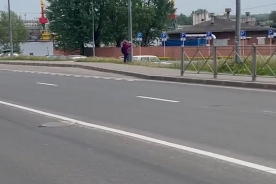 17-летняя череповчанка попалась на расклейке рекламы наркотиков Несовершеннолетняя занималась противозаконной рекламой в Индустриальном районе. В листовках содержались прямые ссылки на наркоплощадки. Девушка признала вину, заявив, что хотела таким образом подработать. Возбуждено дело по ст. 6.13 КоАП РФ пропаганда наркотиков . Материалы переданы в суд для дальнейшего рассмотрения. Нарушительнице грозит штраф от 4 до 5 тысяч рублей. В регионе действует чат-бот «СТОП наркотики35», с помощью которого можно передать информацию о закладчиках наркотиков, о сайтах, где продают запрещенные вещества, и о размещенных наркограффити. Для приема обращений также круглосуточно работает горячая линия 122.