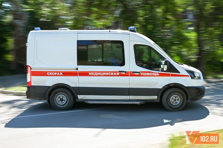 В Тракторозаводском районе Волгограда произошло смертельное ДТП с участием пешехода. Как сообщили в ГУ МВД по региону, трагедия случилась поздним вечером 9 августа на улице Латошинская.  По предварительным данным, водитель автомобиля Changan напротив дома № 35 совершил наезд на пешехода, который находился на проезжей части.   В результате аварии волгоградец от полученных травм скончался в медучреждении.
