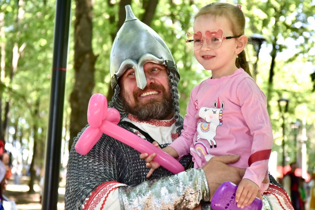 День защиты детей в парке Победы: фото Губернатор Андрей Клычков опубликовал фото с Дня защиты детей, который праздновался сегодня, 1 июня, в парке Победы. ↗ Прислать новость Подписаться