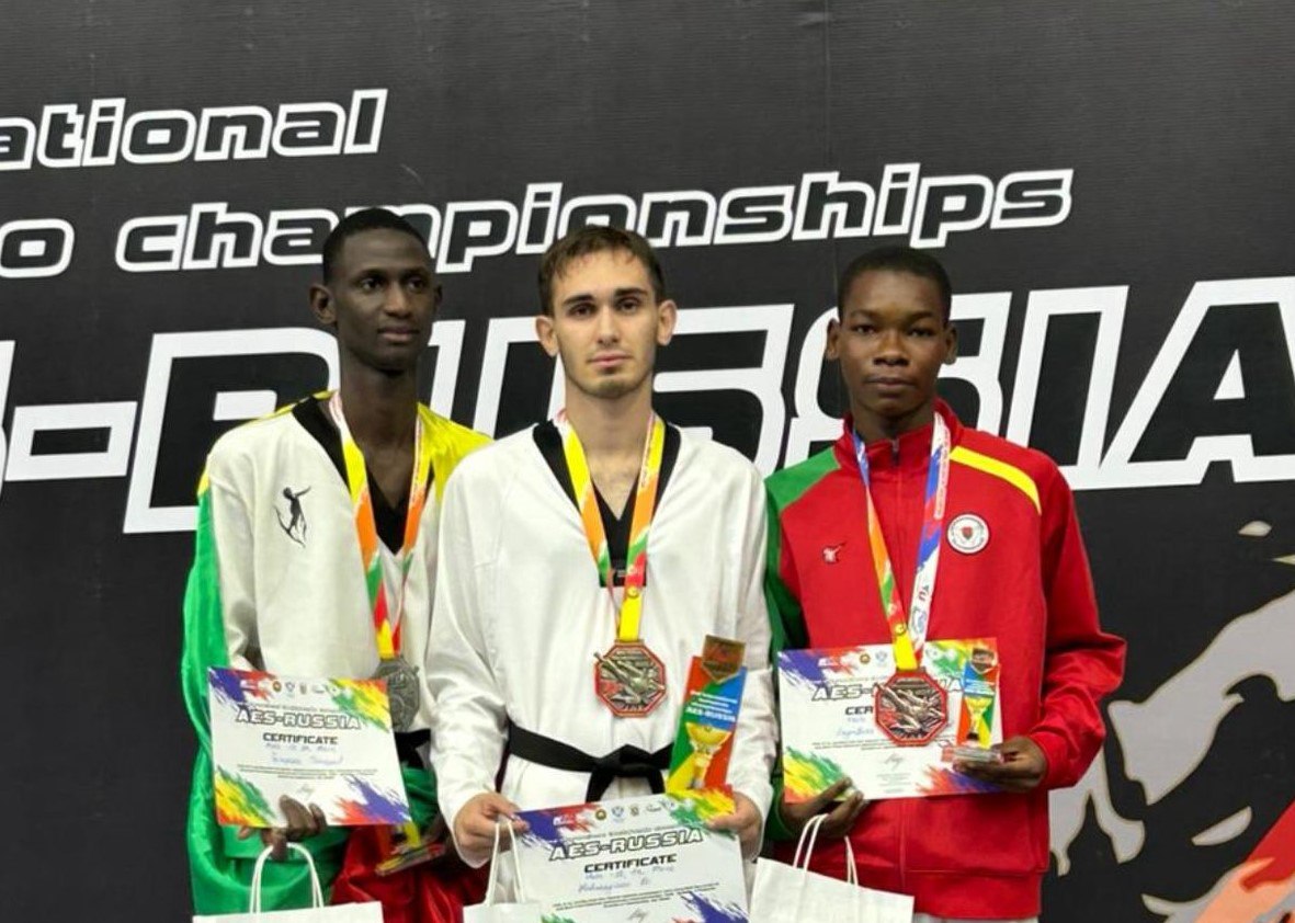 Дагестанец Али Абдурагимов чемпион международного турнира по тхэквондо В Кабардино Балкарии завершился второй международный турнир по тхэквондо собравший элиту этого вида спорта из России и стран Альянса Сахеля Золотую медаль в весовой категории до 58 кг завоевал дагестанский спортсмен Али Абдурагимов воспитанник РДЮСШ Минобрнауки РД В соревнованиях приняли участие команды из России Мали и Буркина Фасо Уникальность турнира заключалась в том что все поединки проходили исключительно в олимпийских весовых категориях Али Абдурагимов единственный представитель Дагестана в составе российской сборной продемонстрировал высокий уровень подготовки и мастерства Под руководством старшего тренера отделения тхэквондо РДЮСШ Камиля Эчилова он уверенно провел все три боя не оставив соперникам шансов на победу
