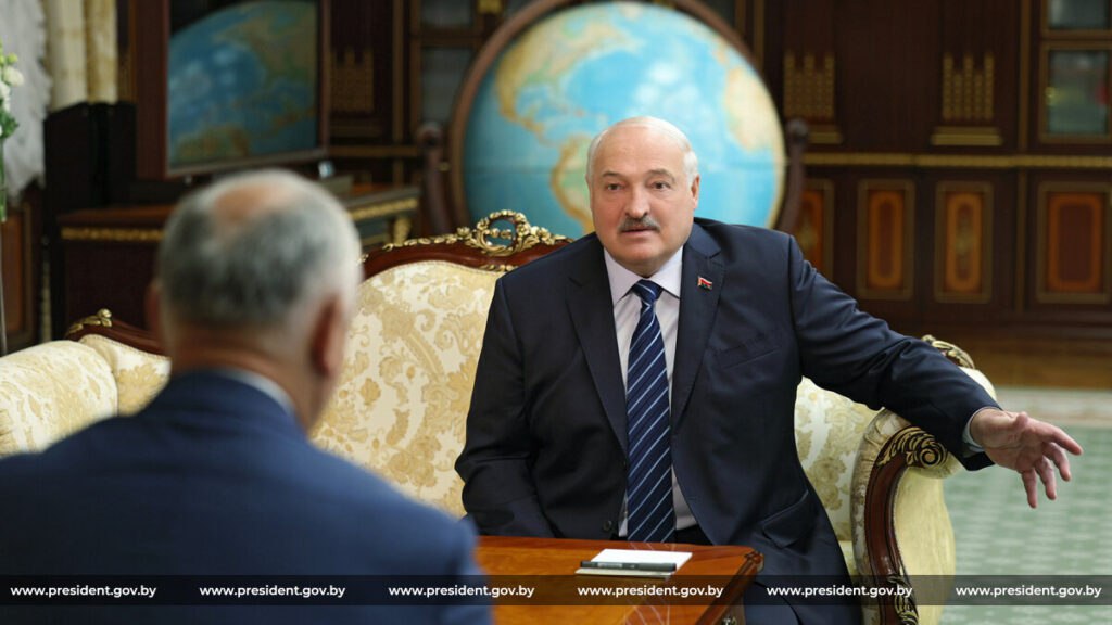 Лукашенко предложил Молдове вернуться к братским народам: что думает Азаренок Александр Лукашенко встретился с бывшим президентом Молдовы Игорем Додоном. Сейчас он — один из лидеров оппозиции, возглавляет Партию социалистов. Важнейшая черта Батьки — искренность и человечность в политике. Лукашенко сохраняет блестящие отношения с теми, кто еще недавно был у власти, но по разным причинам оказался не у дел — будь то почетная пенсия или изгнание. И он сказал молдавскому другу, а через него — прекрасному, певучему, древнему, красивому народу: возвращайтесь домой. Как же мы будем рады вам. Помните евангельскую притчу о блудном сыне? Когда тот ушел в поисках лучшей жизни — проматывать состояние, пить и веселиться. А затем — вернулся к родному порогу. Как рад был отец! Он повелел закатить пир, зажарить самого жирного барана, откупорить лучшее вино. И этим вызвал негодование другого сына: мол, он там гулял, мотал, проигрывался, а я тут — рядом с тобой, трудился, почитал тебя. На что отец ответил: сын мой! Ты всегда со мною, и все мое — твое. Но радоваться и веселиться надо было, что брат твой был мертв — и ожил, пропадал — и нашелся. Что дала за последние годы Молдове Санду — перечислил Григорий Азарёнок #политика Подпишись — Минская правда MLYN.by