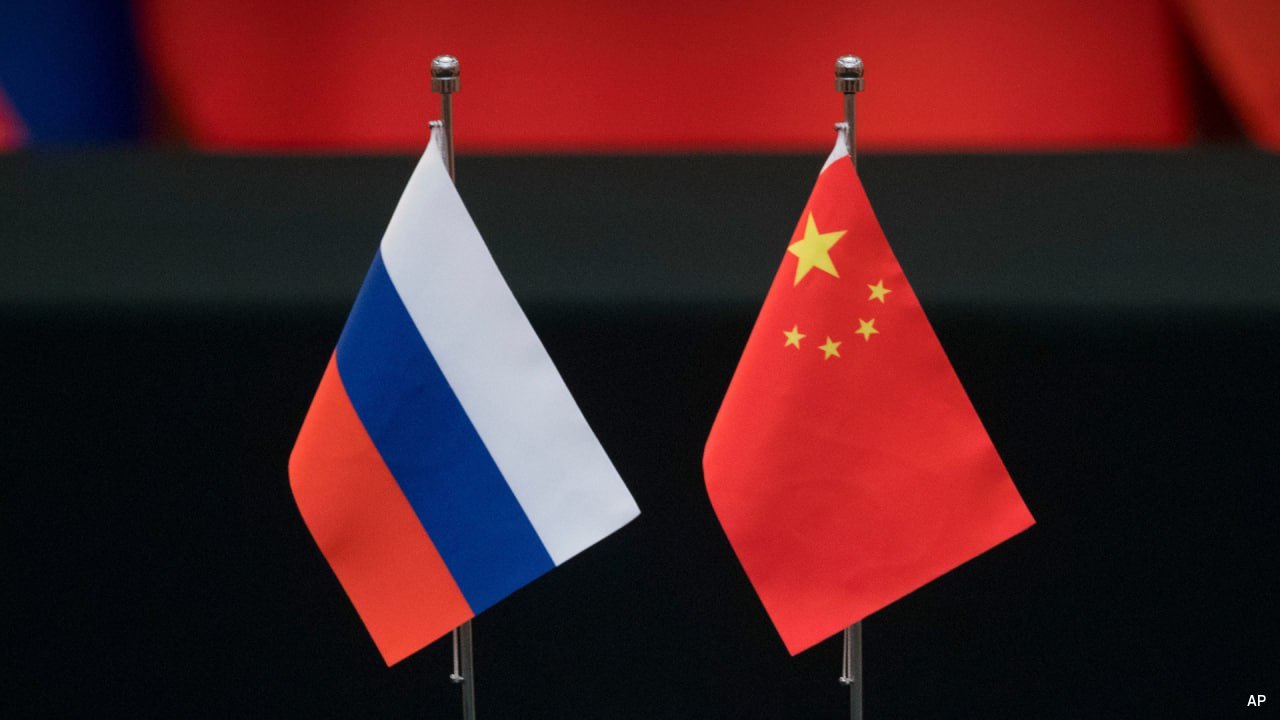 Михаил Мишустин 3 4 ноября посетит Китай где встретится с Си Цзиньпином Мишустин и премьер Госсовета КНР Ли Цян 3 ноября проведут регулярную встречу в Ханчжоу В ходе визита Мишустина в КНР планируется рассмотреть актуальные вопросы укрепления российско китайских отношений Приоритетными вопросами в ходе визита Мишустина в Китай станут развитие торговли продвижение проектов в энергетике и сельском хозяйстве Стороны планируют также обсудить развитие логистической взаимосвязанности и промышленной кооперации Россия занимает первое место по поставкам нефти на китайский рынок Трубопровод Сила Сибири 2 станет одним из крупнейших газовых проектов в истории Москва и Пекин продолжают сотрудничество в области мирного атома включая сооружение энергоблоков российского дизайна на Тяньваньской АЭС и АЭС Сюйдапу РФ и КНР продолжают сотрудничество в области исследования космоса и спутниковой навигации Россия и Китай наращивают объем железнодорожных и автомобильных перевозок РФ и КНР занимаются реконструкцией пунктов пропуска на границе для повышения пропускной способности