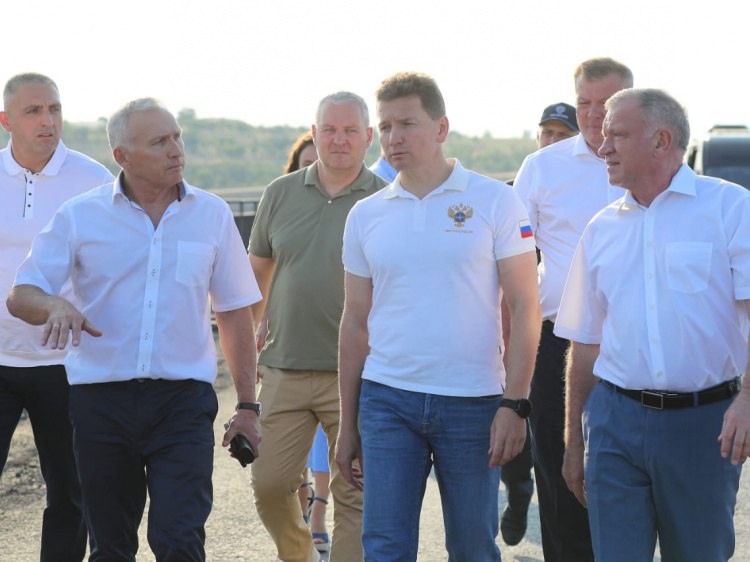 В Волгограде замминистру транспорта РФ показали трамваи и дорожные развязки  Накануне в Волгоград с рабочим визитом прибыл заместитель министра транспорта РФ Валентин Иванов.  Вместе с первым вице-губернатором Валерием Бахиным, начальником ФКУ Упрдор Москва – Волгоград Юрием Сорокиным и главой Волгограда Владимиром Марченко он провел объезд по транспортным объекта Волгограда и области. Как сообщили Волжский.ру в пресс-службе администрации региона, первым делом Валентину Иванову показали обновленный волгоградский трамвай, похвалились проведенной реконструкцией путей. А волжский трамвай, которому требуется срочная поддержка, замминистра почему-то показывать не стали. Затем высокому гостю доложили о ходе строительства Третьего пускового комплекса мостового перехода через реку Волгу.  А главной темой стало строительство обхода Волгоград.   Подробнее на Волжский.ру:    #ВолжскийРу #волжский #vlz