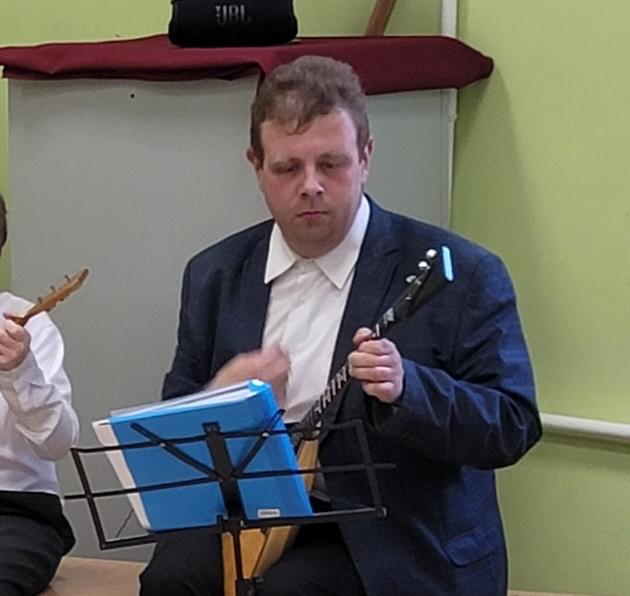 Кошмар наяву педагог монстр душил детей за деньги 33 летний преподаватель балалайки из Екатеринбурга Артем Ваганов годами звал учеников проверить оборудование а дома устраивал им тест дыхания натягивал пакет на лицо держал до удушья и платил чтобы те молчали Сначала ползли слухи потом всплыло видео учитель сидит над лежащим мальчиком и прижимает пакет к лицу После этого родители обратились в полицию Против педагога возбудили уголовное дело Ему грозит до трех лет колонии и запрет работать с детьми   Подпишитесь на Абзац TG VK Дзен MAX Rutube