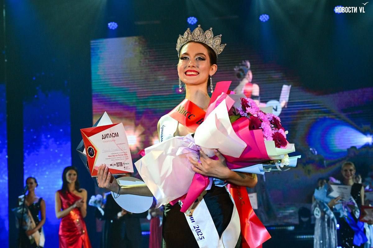 Корона Мисс Восток России уехала в Находку Вчера в концерт холле Владивостока состоялся финал конкурса Мисс Восток России Победительницей стала 20 летняя Елизавета Морозова из Находки студентка Санкт Петербургской академии ветеринарной медицины Конкурс прошёл в двадцать второй раз в атмосфере зимней сказки с декорациями из Щелкунчика За корону боролись 12 девушек от 16 до 24 лет из разных городов Дальнего Востока Елизавета получила титул и главный приз 500 000 рублей Теперь ей предстоит совмещать учёбу с обязанностями самой красивой девушки региона Случилось в Приморье