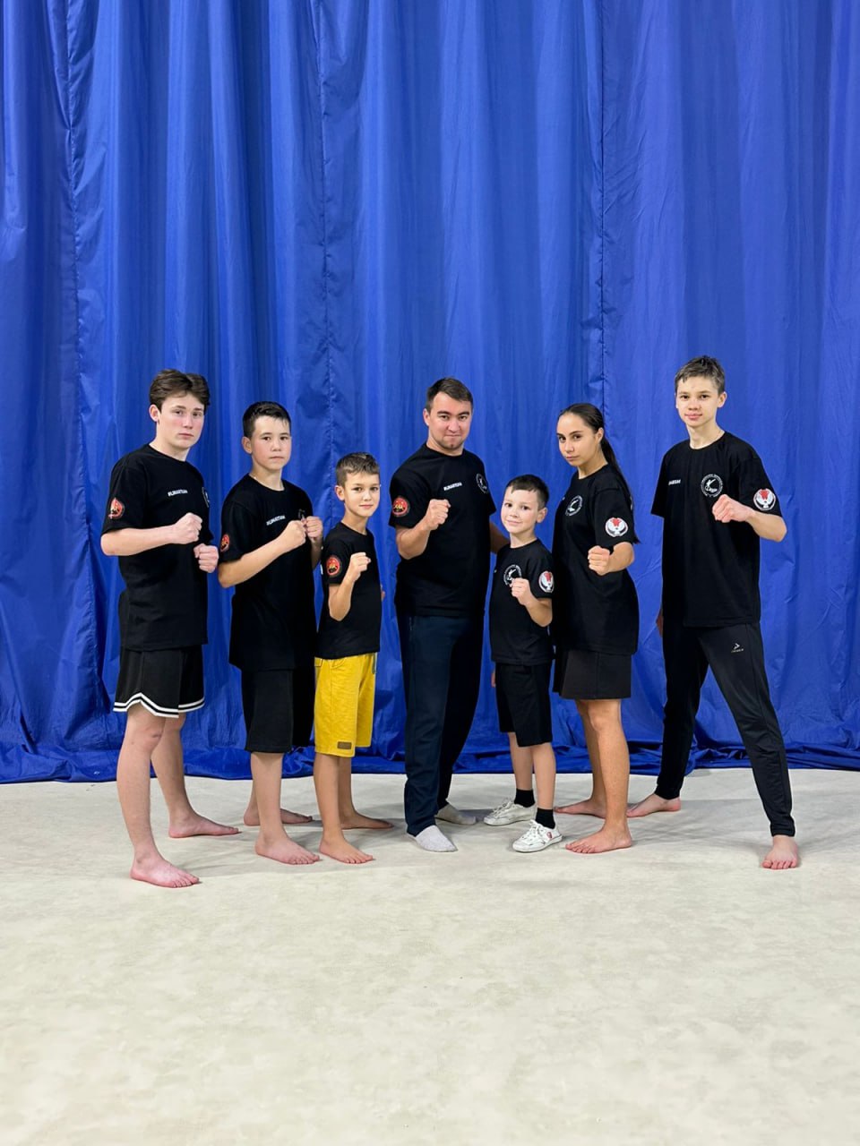 Команда Удмуртской Республики представит Россию на Кубке мира WKF в дисциплине сольные композиции Для всех спортсменов это станет дебютом на международной арене ребята готовятся с полной отдачей понимая серьёзность турнира В составе команды как опытные кикбоксеры так и совсем юные участники которые уже сейчас готовы удивлять своим талантом   Овчинников Роман Красноперов Михаил Макаров Артём Сухих Анастасия I разряд Тепляков Александр КМС Давлетов Дамир КМС Руководит подготовкой спортсменов Заслуженный мастер спорта Заслуженный тренер Удмуртской Республики тренер сборной России в дисциплине сольные композиции Линар Фанилович Багаутдинов Федерация кикбоксинга России Проголосуй за кикбоксинг