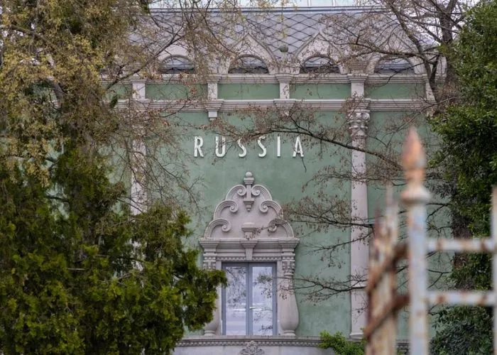 Еврокомиссия подтвердила решение лишить Венецианскую биеннале гранта в 2 миллиона евро из за приглашения России к участию Об этом сообщил представитель ЕК Тома Ренье на брифинге в Брюсселе