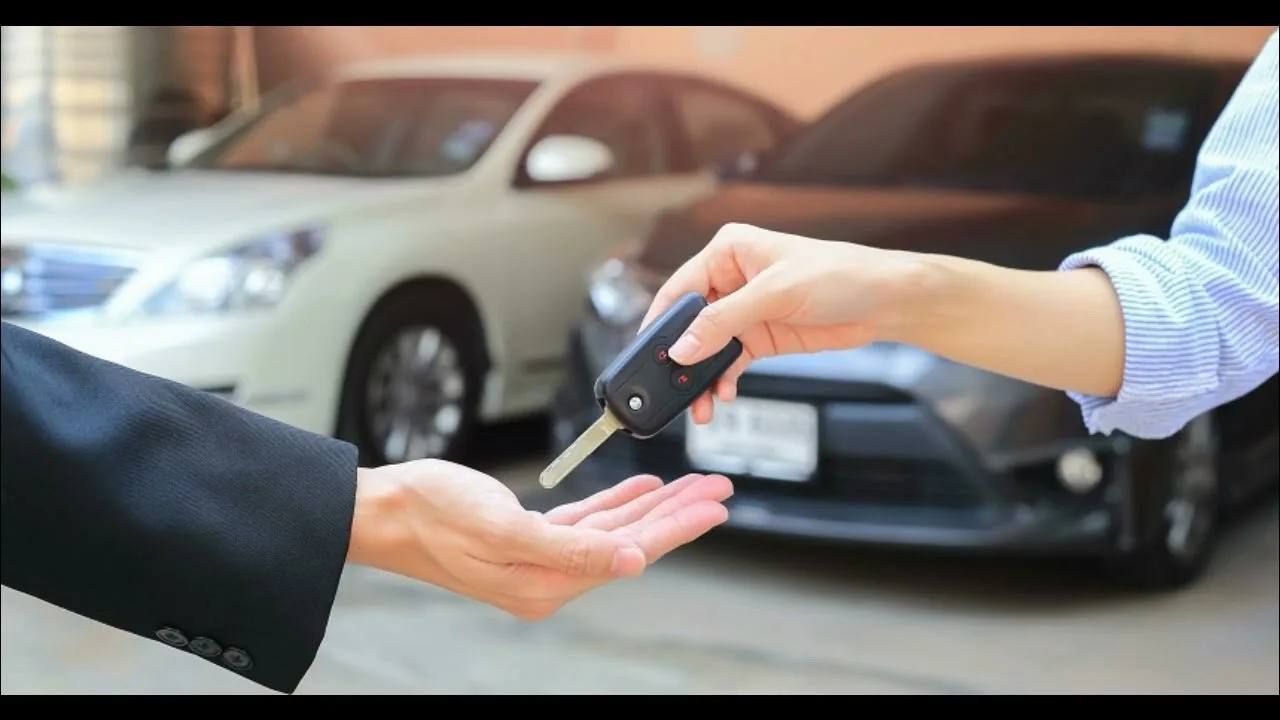 Тревел сервис Туту начал развивать аренду автомобилей считая новое направление актуальным в контексте общего развития рынка автотуризма Число путешествий выходного дня с начала 2025 года выросло вдвое 60 отправляются в поездки на автомобилях Услуга предоставляется по модели агрегатора в 22 городах России можно забронировать машины у прокатных компаний Спрос в сегменте растет но крупные компании до сих пор редко выходили на этот рынок Это связано с низкой маржинальностью услуги и сложностью с поиском партнеров Совокупный оборот рынка услуг по аренде и лизингу транспортных средств в январе сентябре 2025 года составил 66 81 млрд руб прибавив год к году 15