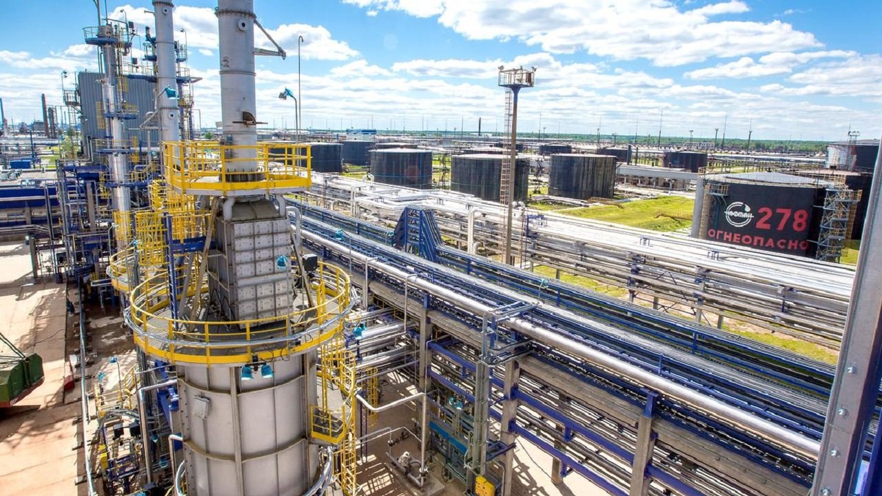 На новополоцком Нафтане случился пожар Силы и средства Министерства по чрезвычайным ситуациям стянуты к нефтеперерабатывающему заводу в Новополоцке сообщается о серьезном возгорании Подробности здесь myfin news