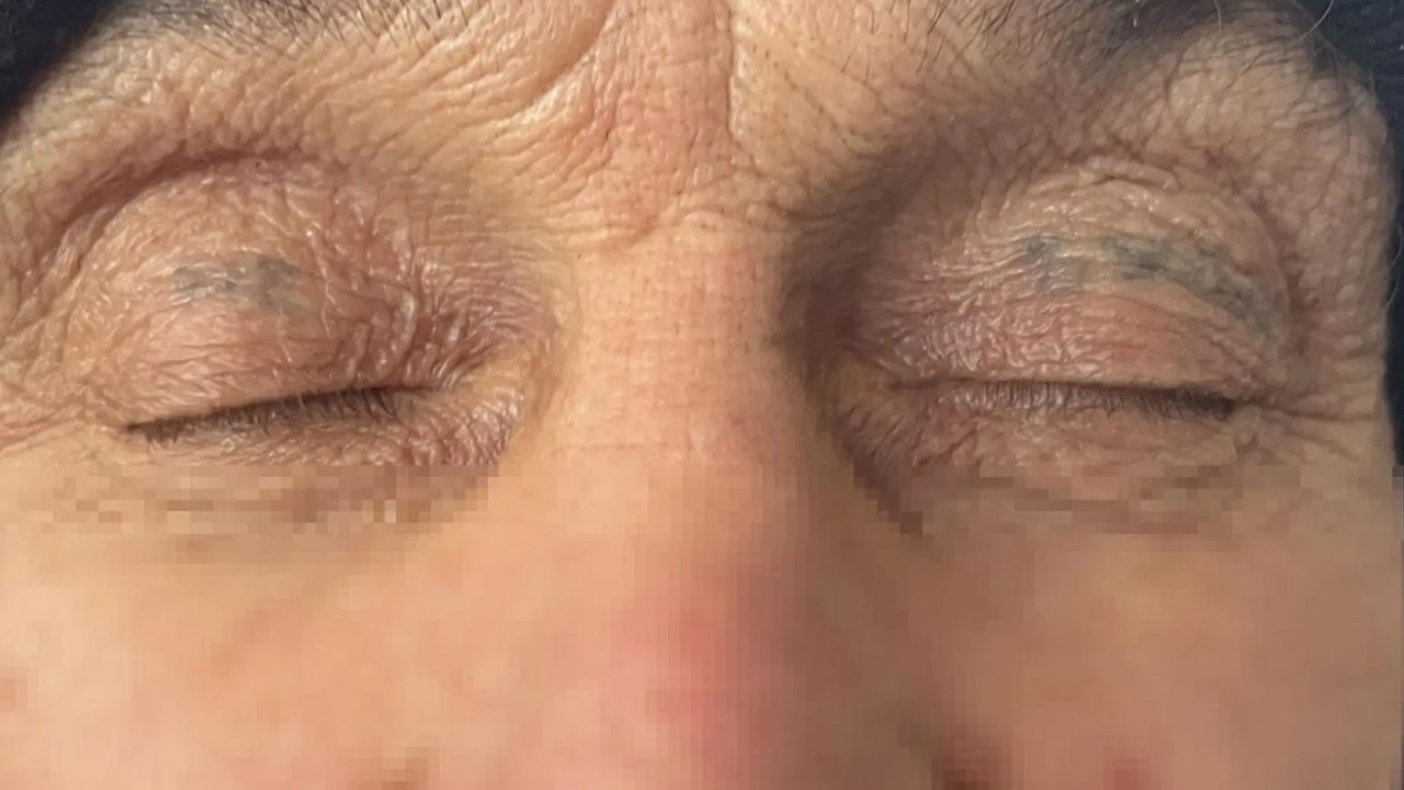 29 лет спустя иркутянина подозревают в убийстве жителя Бурятии В 1996 году мужчина приехал в поселок Новый Уоян Северо Байкальского района из Иркутской области Там он познакомился с местным жителем представившись чужим именем Как отметили в Следственном комитете Бурятии приезжий занимался кустарным изготовлением ножей имел характерные приметы множество татуировок на теле в том числе на веках в виде надписи не буди Новый знакомый предоставил иркутянину жилье и мужчина занялся столярным делом Приятели периодически выпивали вместе В феврале 1997 года во время застолья между товарищами возник конфликт Иркутянин ударил соседа в шею а затем спрятал тело в подполье После убийства он вернулся на родину Несмотря на давность совершенного преступления сотрудники полиции продолжали оперативно розыскную и поисковую работу Спустя почти 29 лет удалось восстановить полную картину произошедшего и установить причастность указанного гражданина к убийству отметили в МВД Бурятии Следователи возбудили уголовное дело В январе этого года 61 летнего мужчину доставили в Бурятию где он дал признательные показания   Канал Ариг Ус в MAX