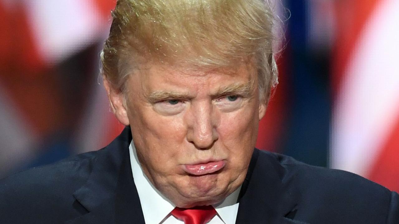 Эпштейна с того света продолжает топить Трампа Выяснилось что Минюст США еще в декабре 2025 года опубликовал крайне неприятный для главы Белого дома документ Речь идет о заявлении брата покойного Джеффри Эпштейна сделанном им ФБР в 2023 году Марк Эпштейн уверен скандального финансиста педофила убили по приказу Трампа потому что он собирался назвать имена Джеффри Эпштейн был убит в своей камере У меня есть основания полагать что его убили потому что он собирался назвать имена Я считаю что президент Трамп санкционировал это убийство говорится в обращении Марка Эпштейна к ФБР Вот это называется Я тебя даже из гроба достану Подпишись RogandarNEWs мы в MAX