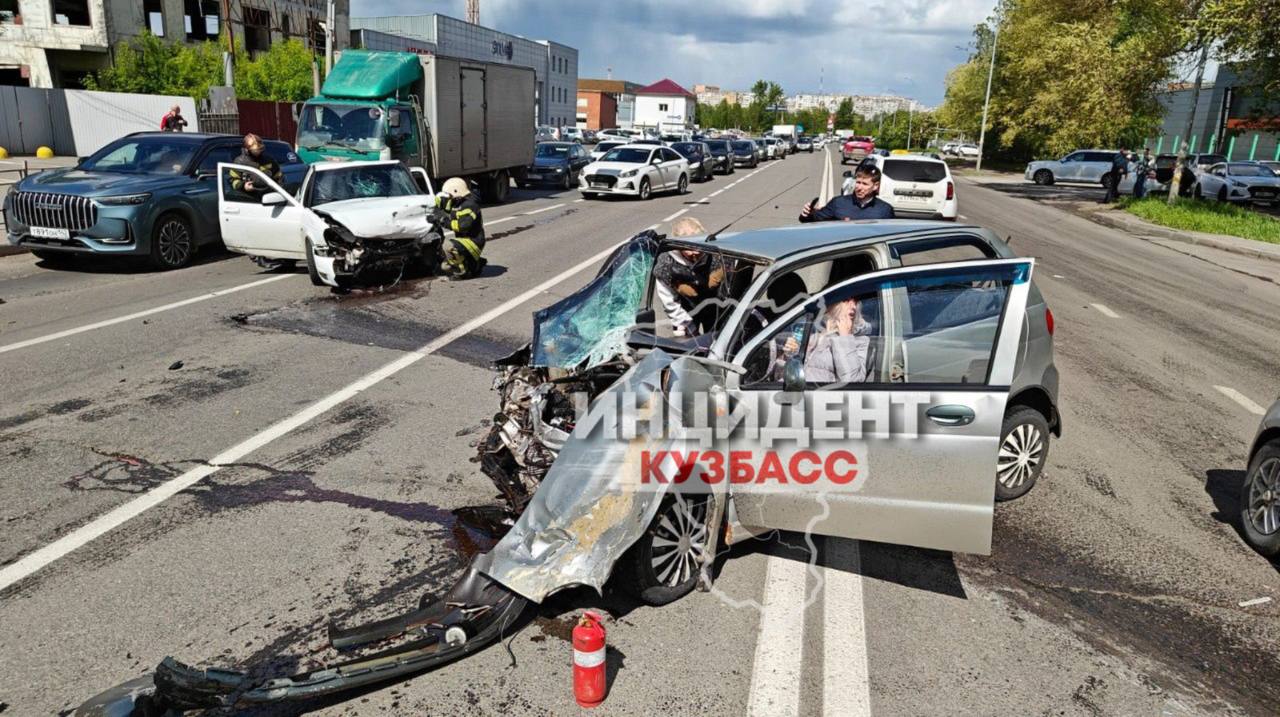 Жуткое ДТП произошло в Кемерове. На Южном недалеко от остановки «Привоз» легковушка от удара превратились в груду металла. Очевидцы говорят, что пострадавших госпитализировали. Подробности выясняются. Подписаться Прислать новость
