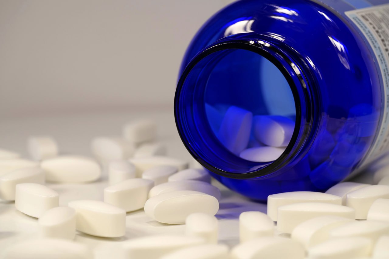 БАДы в Узбекистане занимают почти 10 аптечного рынка По данным DATFO Analytics доля биологически активных добавок в аптечном обороте страны достигла 9 5 рост в 1 7 раза за год Лидером категории стал NOW Foods его продукция представлена уже в 65 аптек Активно растут также Solaray Solgar и Swanson Эксперты отмечают что популярность БАДов обеспечена доверением потребителей а не рекламой добавки становятся стандартной позицией аптечного ассортимента Количество аптек где продаются ТОП бренды выросло с 2 2 до 3 4 тыс за год Источник DATFO Analytics FOM Group Фото Depositphotos Telegram Facebook Instagram LinkedIn Сайт