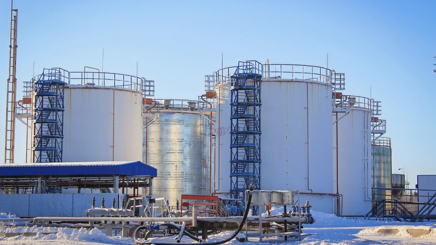 В Солнечном построят новую школу на 1100 учеников Сейчас объявлены торги на строительство школы Здание появится на улице Соколовской рядом с домом 72 Стартовая цена контракта 2 2 млрд рублей В школе запланированы 4 спортзала актовый зал библиотека мастерские кабинет кулинарии и домоводства медблок со стоматологом и просторные классы На территории спортплощадки автогородок и зона отдыха Строительство начнется в феврале 2026 года завершится к ноябрю 2027 го Подписаться на канал