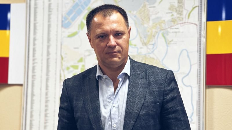 Директором департамента ЖКХ и благоустройства администрации Новочеркасска стал Владимир Костюк На должность директора департамента жилищно коммунального хозяйства и благоустройства администрации Новочеркасска назначен Владимир Костюк Владимир Костюк окончил Ростовский государственный строительный университет по специальности автомобильные дороги и аэродромы Начинал свой трудовой путь в качестве дорожного рабочего в ООО Ростовавтодорстрой С 2004 года работал на различных должностях в региональном Минтрансе в 2017 году стал начальником отдела ревизионной и аудиторской работы министерства транспорта Ростовской области В 2021 году возглавил муниципальное казённое учреждение Дирекция по строительству объектов транспортной инфраструктуры Ростова на Дону