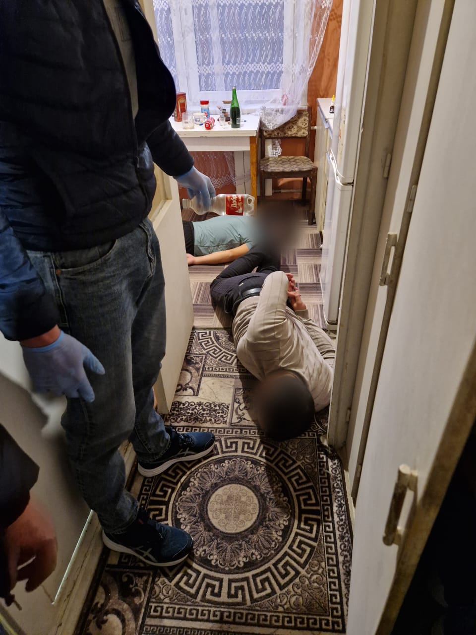 В Александрове иностранный гражданин осужден к лишению свободы за организацию незаконного пребывания приезжего на территории России Собранные следственными органами СК доказательства признаны судом достаточными для вынесения обвинительного приговора в отношении проживающего в Москве гражданина Узбекистана 1992 года рождения, признанного виновным в совершении преступления, предусмотренного п. «а» ч. 2 ст. 322.1 УК РФ организация незаконного пребывания в РФ иностранных граждан . Установлено, что осужденный за денежное вознаграждение от иностранных мигрантов организовывал изготовление поддельных миграционных карт, документов о постановке на учет, а также штампов в паспортах обратившихся о пересечении границы, организуя тем самым незаконное пребывание иностранцев в России. В сентябре 2023 года фигурант, действуя совместно с жителем Александровского района 1948 года рождения, подыскавшего мигранта, за денежное вознаграждение обеспечил изготовление поддельной миграционной карты и штампа в паспорте для гражданина Таджикистана. В отношении обоих мужчин в ходе расследования была избрана мера пресечения в виде заключения под стражу. Приговором суда виновному назначено наказание в виде лишения свободы на срок 1 год 6 месяцев с отбыванием в колонии общего режима. Расследование проводилось при оперативном сопровождении УФСБ.
