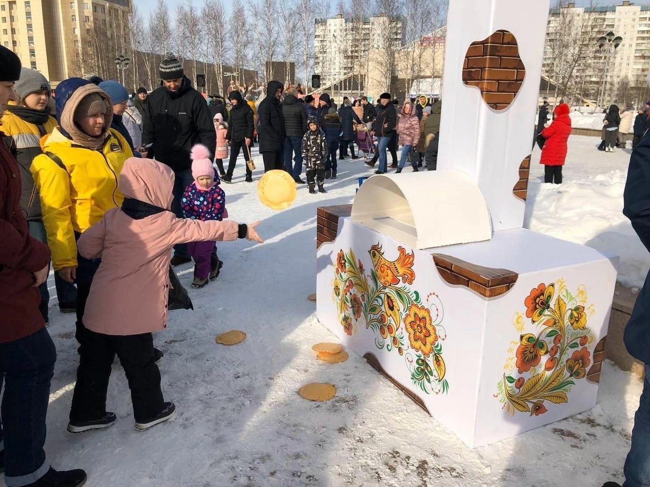 ⏺Напомним, городские власти пообещали сургутянам на Масленицу насыщенную программу с выступлением творческих коллективов, финалистки музыкального шоу «Ну-ка, все вместе!» Анны Колесниковой, силовым экстримом, конкурсами и играми.   Сжигание чучела Масленицы запланировано на 15 часов.  ⏺В Нижневартовске праздничные гулянья в честь Масленицы проходят 2 марта в лесном комплексе «Ягом». Там пройдут ярмарка и мастер-классы.