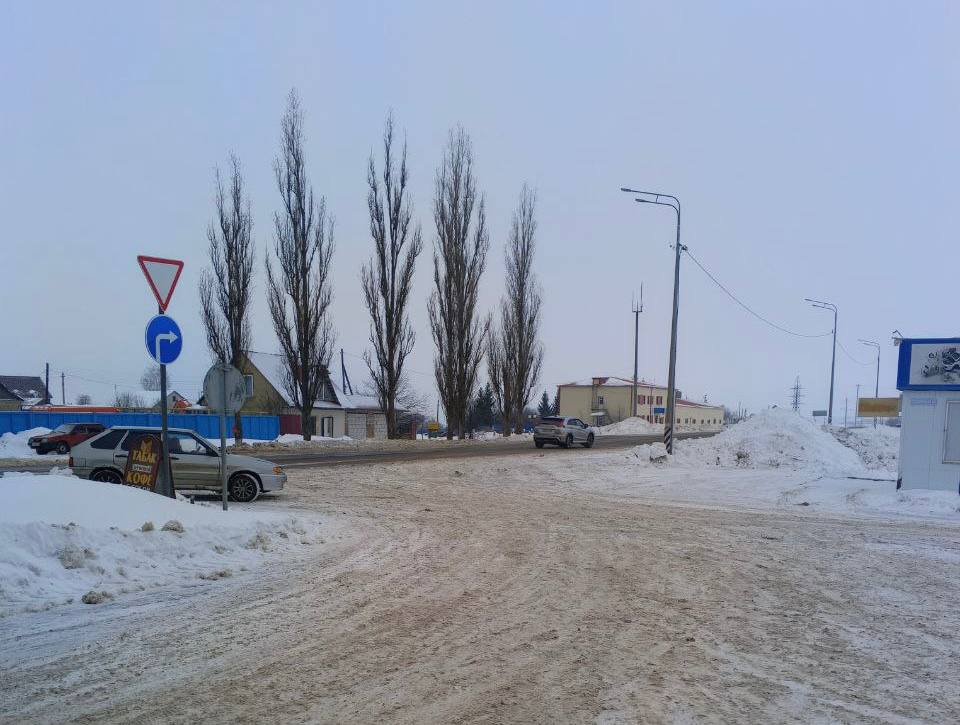 В Курской области проверили состояние остановочного пункта в посёлке Тим Министерство транспорта и автомобильных дорог Курской области провело выездную проверку остановочного пункта в посёлке Тим Поводом стали обращения жителей которые жаловались на недостаточное благоустройство территории и неудовлетворительное состояние помещений включая санитарные зоны В настоящее время силами Тимского дорожно эксплуатационного предприятия выполнена расчистка от снега посадочной площадки и подъездных путей Администрация района совместно с эксплуатирующей организацией намерены усилить контроль за содержанием туалетов и прилегающей территории По итогам проверки достигнута договорённость о проведении ремонта отдельных элементов здания остановочного пункта в Тиме при наступлении подходящих погодных условий Курская Telega Прислать новость