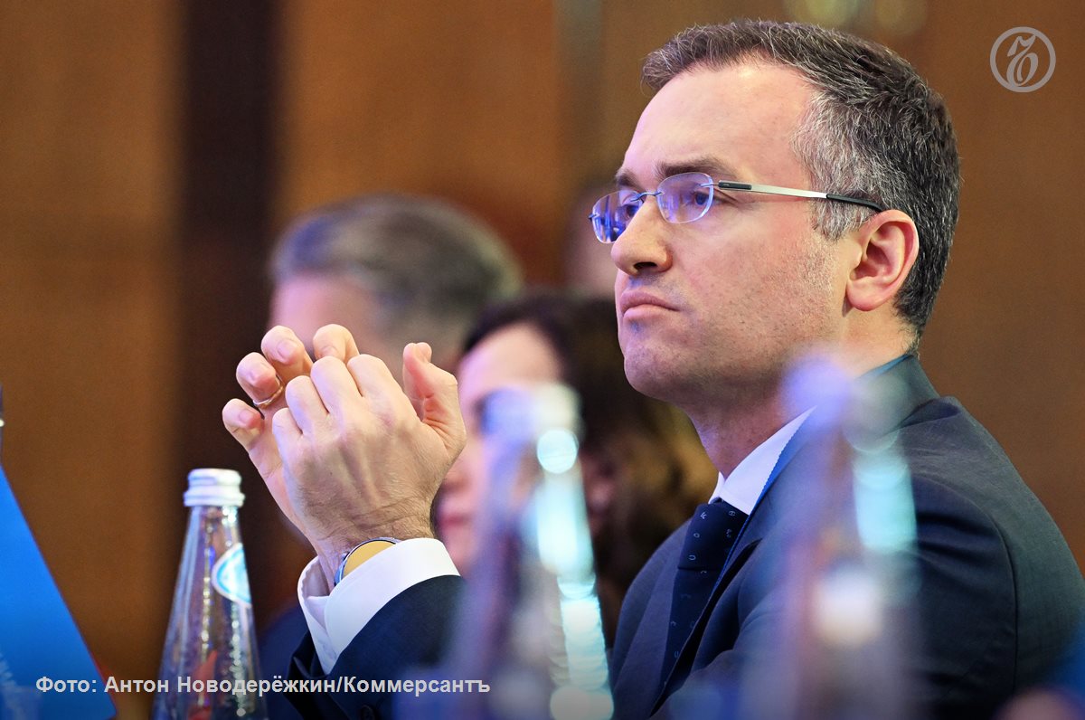 Россияне каждый год тратят в букмекерских компаниях около 2 трлн руб заявил замглавы Минфина Иван Чебесков Он отметил что это огромные деньги По оценке Минфина рынок легальных букмекеров в России обелен на 90 Эти деньги все таки можно потратить на какие то иные цели инвестировав в том числе в целях улучшения своего благосостояния и добавляя деньги в экономику сказал замминистра Как уточнил Иван Чебесков объем трат граждан в нелегальных онлайн казино может быть еще больше чем в легальных Подписывайтесь на Ъ в Telegram в MAX Оставляйте бусты