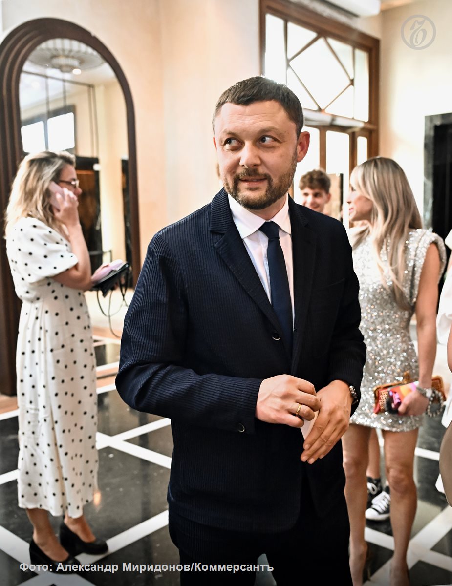 Президентом Российской академии художеств избран внук Зураба Церетели, вице-президент академии и исполняющий обязанности президента Василий Церетели. Теперь кандидатуру господина Церетели должно утвердить правительство, сообщает «Интерфакс». С 1997 года Российскую академию художеств возглавлял скульптор Зураб Церетели. Он умер 22 апреля 2025 года. Подписывайтесь на «Ъ» Оставляйте «бусты»