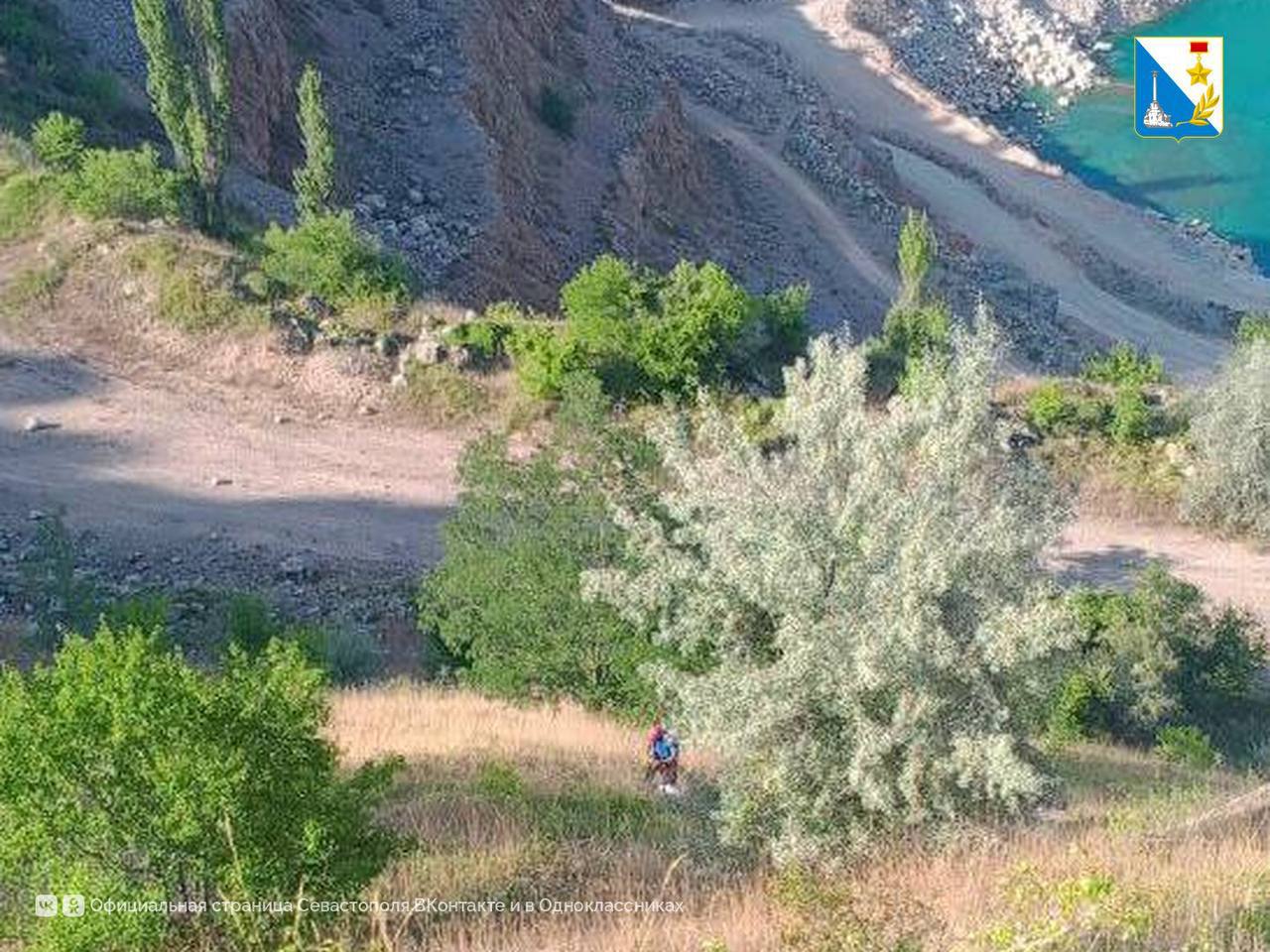 Две девушки застряли на Кадыковском карьере в Севастополе, гонясь за красивыми кадрами.  Они пошли по незнакомой тропе, чтобы сфотографироваться на фоне озера, и оказались на 60 метров ниже обрыва, сообщает правительство города.  Подняться самостоятельно девушки не смогли. На помощь к ним пришли спасатели.  "Девушкам надели каски и страховочные пояса, после чего под контролем специалистов вывели их в безопасное место".