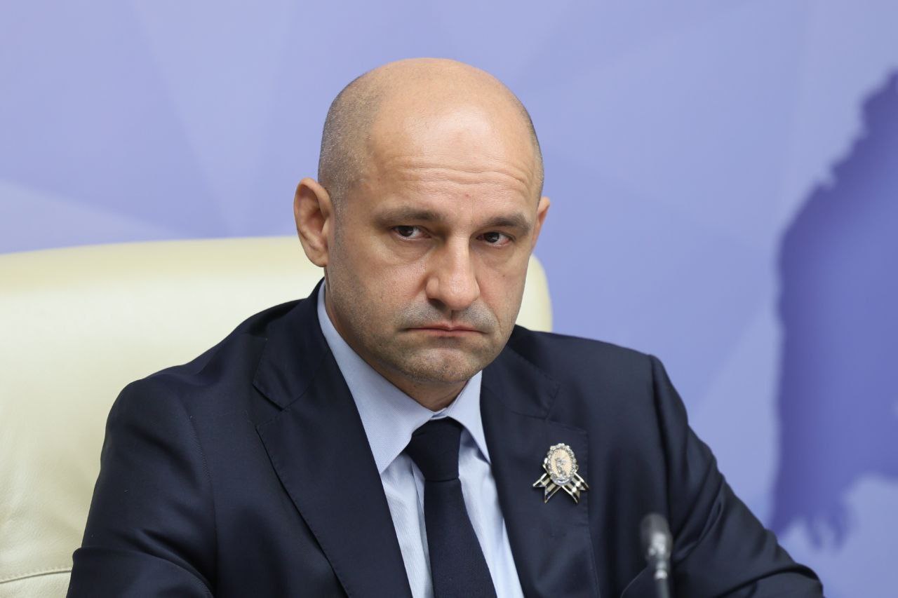 Артём Жога: "Посевная кампания в УрФО завершена на 75%"   Полномочный представитель Президента России Артём Жога провёл оперативное совещание с главными федеральными инспекторами. Одной из тем стал ход посевной кампании в регионах Уральского федерального округа.  "По данным регионов, посевная кампания завершена более чем на 75%. Темпы отстают от прошлогодних. Преимущественно, это связано с погодными условиями – работа в полях началась позже обычного, – рассказал полпред. – Несмотря на то, что проблемных вопросов нет, прошу держать ход посевной на строгом контроле: работа должна идти в соответствии с планами".   По информации на 3 июня, общая площадь ярового сева составляет 3,2 млн га из запланированных 4,3 млн га. В том числе зерновые и зернобобовые высажены на площади 2,4 млн га  73% от плана , картофелем засажено 24 тыс. га  почти 80% от плана , овощами - 3,1 тыс. га  76,5% от плана .     !