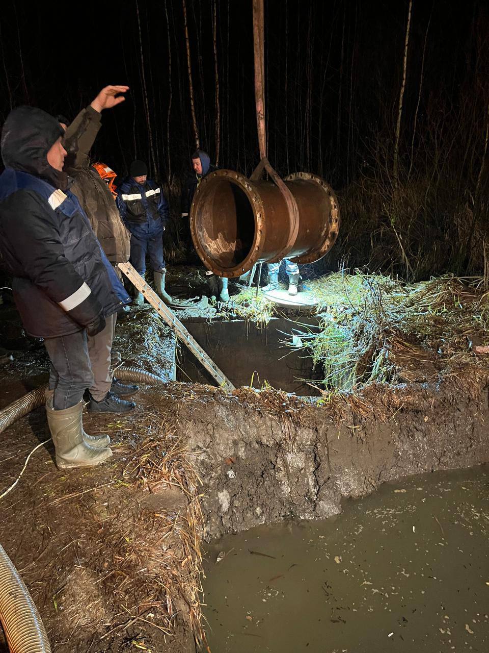 Водоснабжение в Выборге нормализовано. Специалисты Леноблводоканала установили электросварную муфту, приварные фланцы и стальную катушку на магистральном водоводе, который обеспечивает водоснабжение всей южной части города.  Работы шли всю ночь. Сейчас вода подается в штатном режиме.   При возникновении неполадок абоненты круглосуточно могут обратиться в единую аварийную службу предприятия по телефону 8 812 409-00-01.