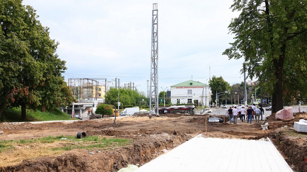 Сквер Трудовой доблести в Рязани торжественно откроют в конце августа. Об этом сообщила пресс-служба администрации города. Ход работ проконтролировал глава администрации Виталий Артемов.  Часть сквера уже готова – осталось установить лавочки и урны. На центральной дорожке сквера укладывают плитку. Кабели и провода убрали под землю. У будущего монумента появились ступени. Гранитные части стелы привезут в ближайшие дни.  Фото: администрация Рязани