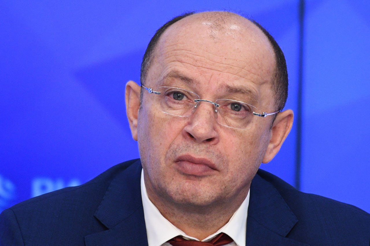Сергей Прядкин: «В ближайшее время мы будем ожидать возврат наших клубов и сборной на международную арену» «Самый важный вопрос: когда нас вернут. Эта работа идет. С момента введения санкций РФС ведет работу. Пусть она не афишируется. В ближайшее время мы будем ожидать возврат наших клубов и сборной на международную арену. Желаю успешной конференции, извините, я сильно переживаю. Особенное уважение вызывает ваша работа в текущих обстоятельствах. Несмотря ни на что, сборная продолжает играть международные матчи, собирает трибуны. Профессиональные клубы ведут международные трансферы, российские футболисты уезжают в европейские клубы и играют ведущую роль. Создаются новые продукты и услуги, которые ставятся в пример в Европе – проект «Футбол в школе», предматчевые мероприятия. Многие европейские коллеги берут это в пример. РФС делает всё, чтобы российские клубы вернулись на международные арены. РФС был и остается членом УЕФА, никто не будет убирать нас из членов УЕФА. Руководство проделывает работу и поддерживает нас, чтобы мы вернулись» Сегодня бывший президент РПЛ участвует в конференции РФС в качестве представителя УЕФА. Конференция проходит в Москве. Функционер возглавлял РПЛ с 2007 по 2021 год. В ноябре 2021 года стало известно, что он стал советником руководства УЕФА по работе с европейскими лигами, клубами и форумом мировых лиг. РИА Новости/Нина Зотина