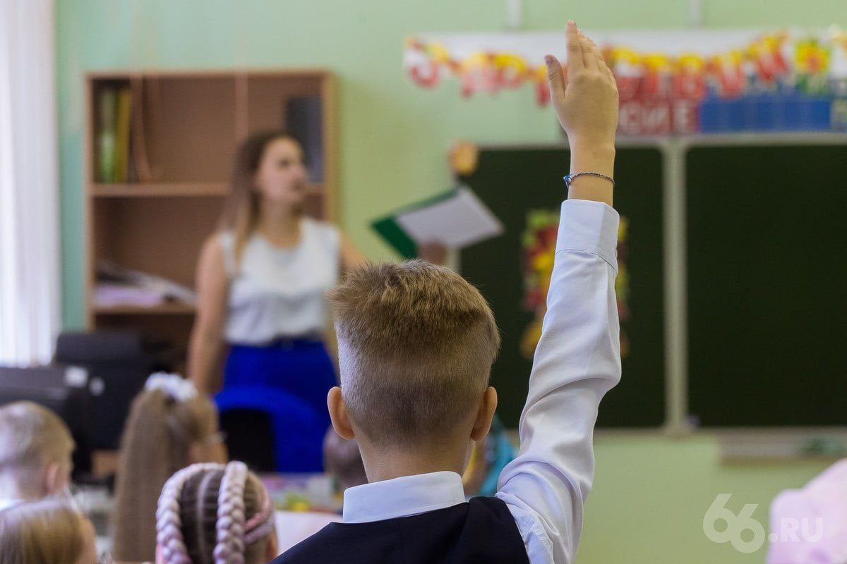 Школьная программа перегружена, уверены почти половина 45% россиян И при этом лишь 9% опрошенных считают, что выпускники действительно готовы к трудовой деятельности. Результатами опроса поделился ВЦИОМ. По мнению респондентов, связь между прилежной учебой в школе и успешной карьерой становится все менее очевидной. Как вы думаете, хорошие оценки — залог успеха? — нет — полезно для дисциплины — тройка — тоже результат Новости из Екатеринбурга