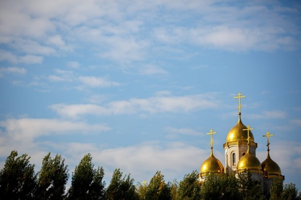 Православные верующие 18 октября чтят память святой мученицы Харитины Согласно преданиям Харитина Амисийская также известная как Понтийская рано осиротела Ее воспитанием занялся благочестивый христианин Клавдий Под его началом девушка выросла с кротким нравом и непоколебимой верой Она активно помогала нуждающимся став примером для многих и вдохновив их на принятие христианства Однако праведная жизнь Харитины вызвала зависть и злобу у язычников которые оклеветали ее Девушке пришлось предстать перед судом она была подвергнута жестоким истязаниям Несмотря на невыносимые мучения святая не отреклась от своей веры и скончалась в заточении сохранив верность Христу По народным поверьям в этот день наши предки отдавали предпочтение новой одежде светлых тонов полагая что это поможет привлечь удачу и благополучие Запрещалось предаваться лени и безделью также существовало убеждение что в этот день нельзя делиться своими планами на будущее иначе они рискуют так и не воплотиться в жизнь