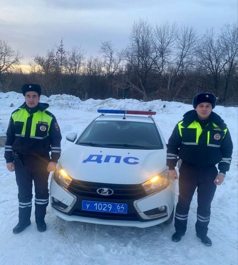 В Саратовской области полицейские пришли на помощь водителю, оказавшемуся ночью на трассе в трудной дорожной ситуации     Находясь на маршруте патрулирования инспекторы ДПС МО МВД России "Вольский" Виталий Перминов и Марат Шинтемиров на 197 км автодороги "Сызрань-Саратов-Волгоград" Вольского района обратили внимание на легковой автомобиль стоящий на обочине. Никого внутри не было.    Проехав дальше, госавтоинспекторы увидели идущего по краю проезжей часть человека с канистрой в руках. Полицейские узнали, что это водитель стоящего автомобиля. Молодой человек пояснил, что в пути закончилось топливо.     Сотрудники Госавтоинспекции довезли мужчину до ближайшей автозаправочной станции и вернули с топливом к автомобилю. Он поблагодарил сотрудников полиции за помощь и продолжил путь.