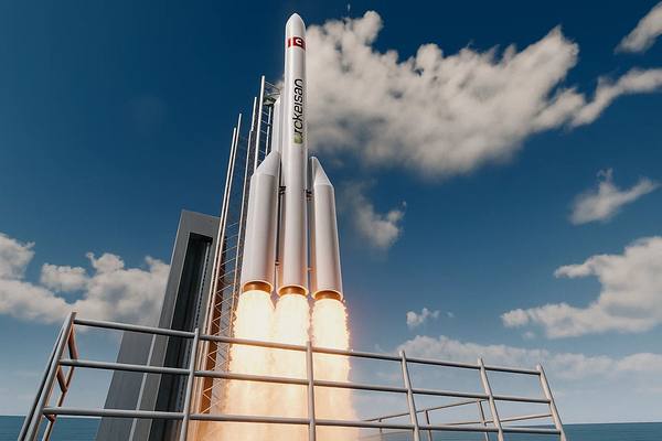 В Сомали началось строительство первого в стране космодрома возведением комплекса занимается Турция Космодром будет расположен на участке территории размером 30 на 30 км на берегу Индийского океана Строительство космодрома началось Турецкая военно промышленная компания Roketsan также будет использовать его для запусков Если Аллах позволит у нас также будет возможность использовать там ракеты носители заявил председатель совета директоров компании Baykar Сельджук Байрактар Побережье Сомали с точки зрения географии оптимально подходит для космических запусков и расположение стартового комплекса в этой зоне расширит возможности Анкары в космической и военно промышленной отраслях Африканская инициатива Подписаться