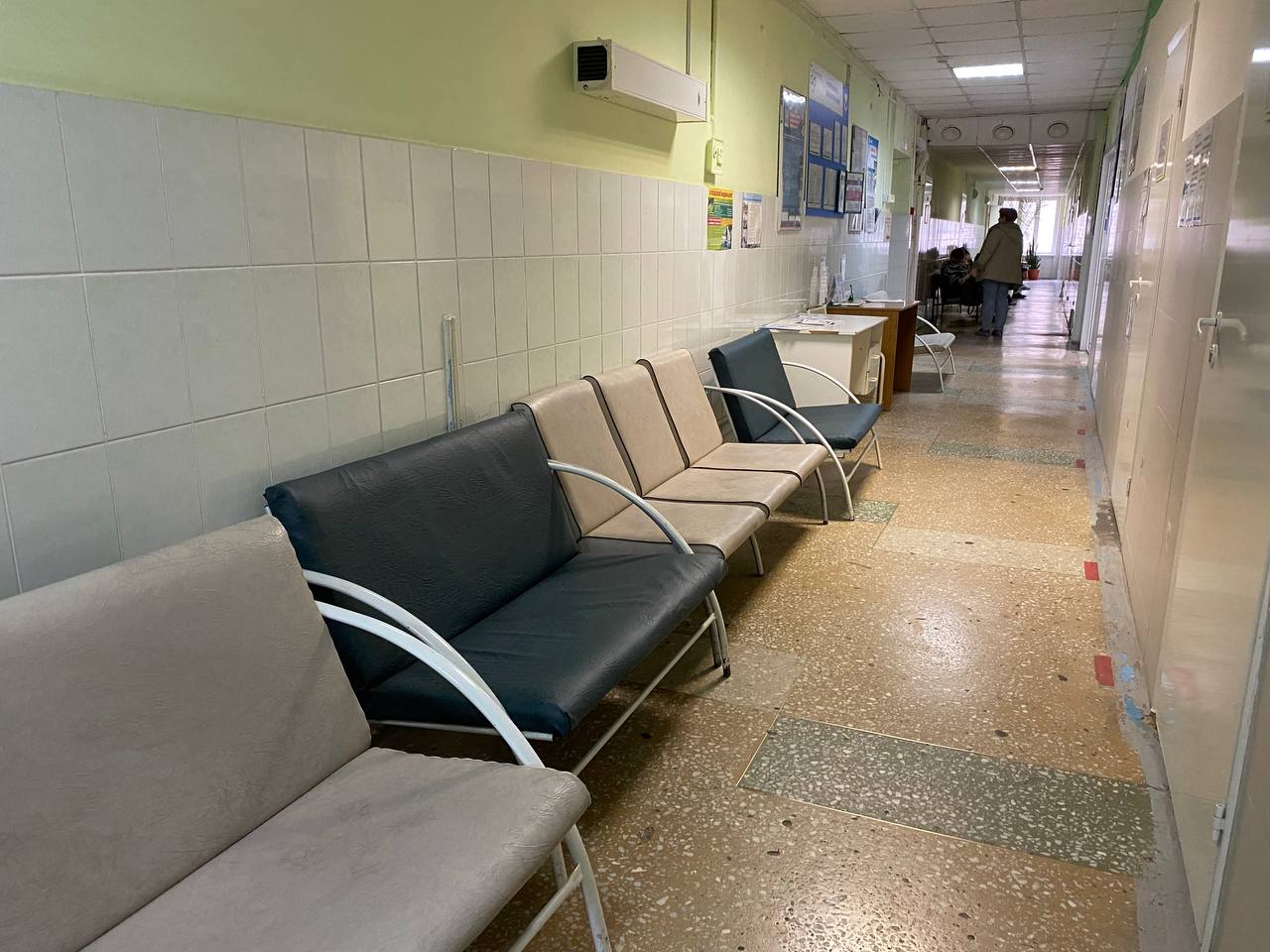 В Новосибирске в приемном отделении больницы произошла потасовка между мужем и женой, которые пришли снять побои после ссоры Супруги обратились в медучреждение Советского района, чтобы оформить документы для полиции, но конфликт между ними продолжился и перерос в новую драку прямо в коридоре. Сработала тревожная кнопка, и на вызов оперативно прибыли сотрудники «Агентства безопасности Гвардия». Гвардейцы вывели семейную пару на улицу для урегулирования ситуации. Причины очередного конфликта в семье пока неизвестны. Фото: Горсайт Прислать новость