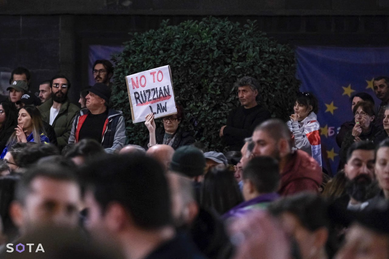 Власти Грузии заморозили банковские счета 7 НКО в том числе наблюдателям за выборами Предлогом стал отказ НКО регистрироваться в качестве иностранных агентов в соответствии с вызвавшим массовые протесты в стране законом получающие иностранное финансирование НКО должны сами писать на себя соответствующий донос Под блокировку среди прочего попало наблюдательское НКО За честные выборы и демократию ISFED В ответ НКО выпустило заявление о том что будет продолжать работу несмотря на репрессии или угрозы против российских законов и чтобы Конституция страны указала демократический и европейский путь В защиту своих коллег выступили 53 других НКО Бывший сопредседатель Голоса Роман Удот напомнил что расследования журналистов признательные показания участников и статистический анализ говорит о том что было массовая фальсификация в пользу Грузинской мечты и что состав Парламента и даже правящая партия страны должны был быть другими Отметим что наблюдательские ассоциации в том числе Голос в России также стали одними из первых попавших под закон об иноагентах Протест в Грузии против закона об иноагентах Архивное фото SOTA
