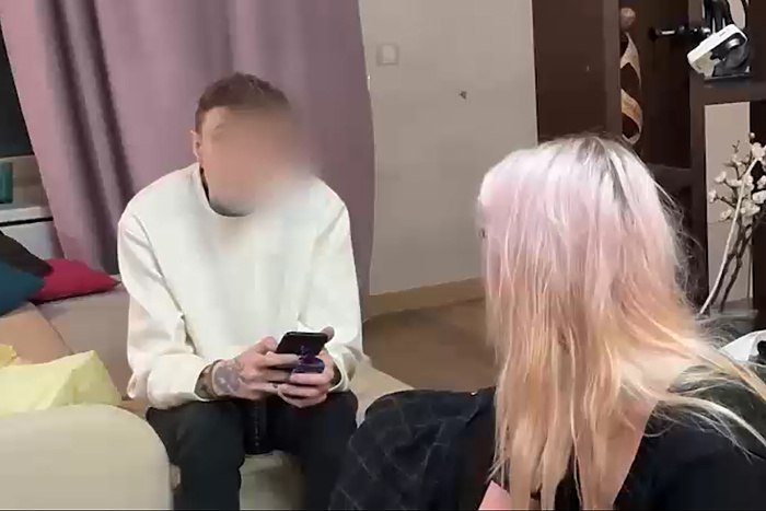 В Екатеринбурге накрыли подпольную порностудию В Екатеринбурге на Щербакова 39 накрыли подпольную порностудию Об этом соощил общественник Дмитрий Чукреев в своём телеграм канале Жители на Щербакова 39 уже забыли что такое тишина В квартиру постоянно шли толпы людей внутри постоянный шум музыка алкоголь запрещённые вещества На входе стояли две голые девушки и парень повсюду разбросано грязное бельё презервативы и секс игрушки Камеры на каждом шагу даже в туалете и над кроватями рассказал Чукреев Во время рейда в квартире были две обнаженные девушки и молодой человек Участники порно стримов молодые люди от 20 до 26 лет признались что знали о видеонаблюдении и подписывали документы о согласии на съёмку и правилах поведения которые им представили как меры безопасности отметил Чукреев Собственница квартиры Елена якобы игнорировала жалобы соседей на протяжении года Сейчас она за границей Силовики задержали всех кто был в квартире пишет Ura Ru uralweb ru