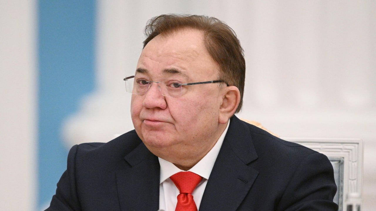 В Ингушетии одобрили три инвестпроекта на 3 млрд рублей Инвестиционный совет Ингушетии утвердил три проекта общей стоимостью свыше 3 млрд рублей. Об этом сообщил глава республики Махмуд-Али Калиматов. В Магасе планируется построить девятиэтажный пятизвёздочный гостиничный комплекс на 200 номеров 2 млрд руб., срок — 2028 год . В Назрани — четырёхзвёздочную гостиницу с бизнес-центром и выставочными залами 1 млрд руб., срок — 2030 год . Третий проект — форелевое хозяйство в Гамурзиево и Армхи 108 млн руб., срок — 2032 год . Калиматов подчеркнул высокий спрос на гостиничные услуги в регионе и призвал инвесторов развивать сферу детского досуга. Подпишись - Кавказ Сегодня!
