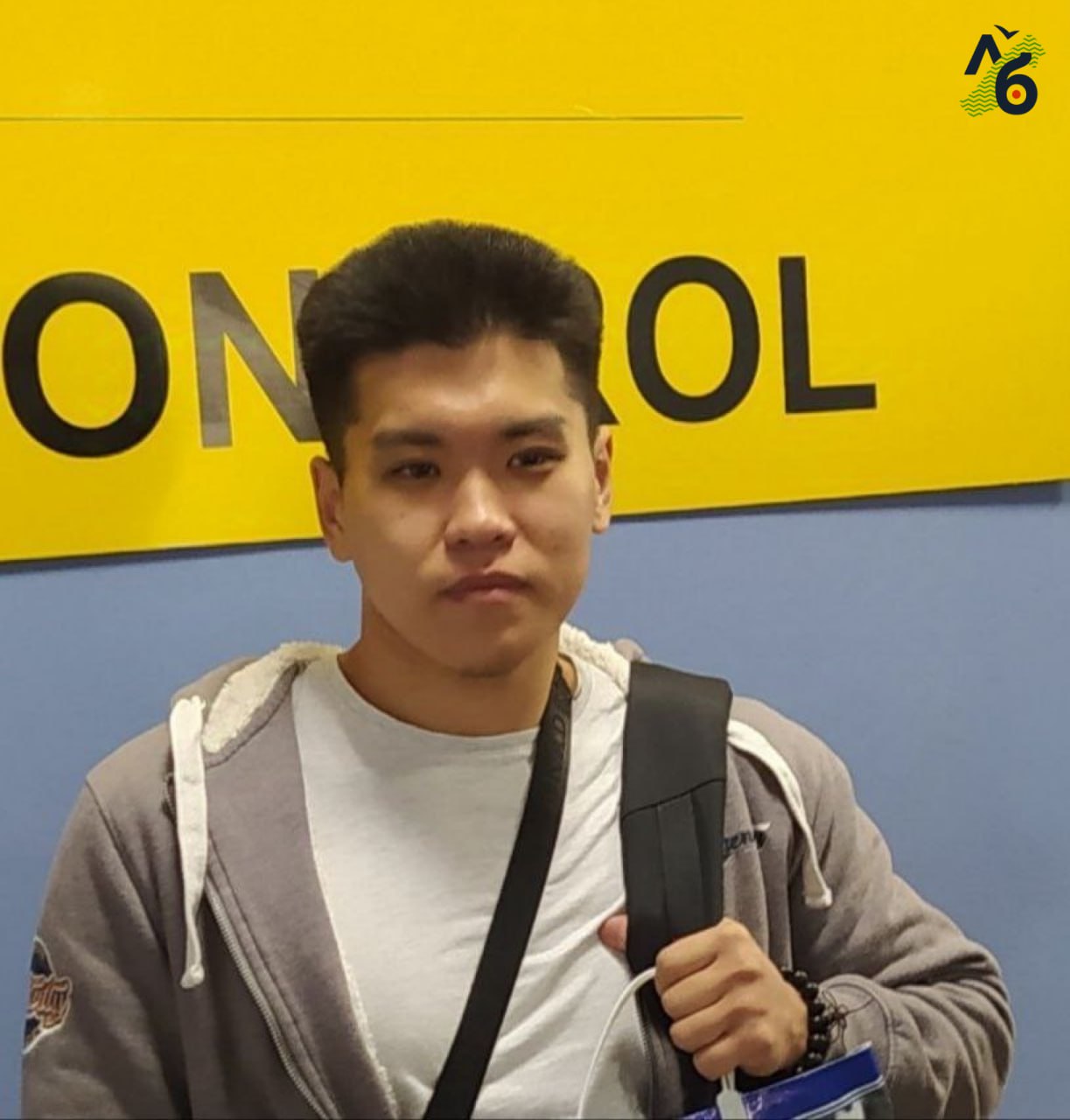 Политзаключенному из Бурятии Алексею Бадмаеву увеличили срок с 7 до 14 лет колонии строгого режима Апелляционный суд в Москве ужесточил приговор 21-летнему жителю Улан-Удэ Алексею Бадмаеву, осужденному за комментарий в соцсетях и перевод 500 рублей. Теперь он проведет 14 лет в колонии строгого режима. Об этом «Людям Байкала» рассказали родные Алексея. В конце января Бадмаева приговорили к семи годам лишения свободы. По версии следствия, он написал комментарий во «ВКонтакте» в поддержку «Легиона Свобода России» и перевел 500 рублей «Русскому Добровольческому Корпусу» — обе организации признаны террористическими в России. За это его обвинили в оправдании терроризма и государственной измене. Пересмотра приговора добивалась прокуратура, ее требование удовлетворили и увеличили срок вдвое. На заседание в Москву приехал один из двух адвокатов, второго подключили по видеосвязи из Иркутска. Родители Бадмаева, как и его защита, в шоке от решения суда. , чтобы понимать, что происходит в регионах России