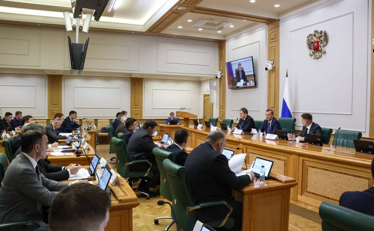 Дагестан и Беларусь выпустили пилотную партию школьных жилетов из местной шерсти На заседании Межведомственного координационного штаба по вопросам развития рынка шерсти в России в котором принял участие вице премьер Дагестана Ризван Газимагомедов также была затронута тема использования отечественного шерстяного сырья для производства продукции закупаемой в рамках госзаказа Перспективным направлением использования шерстяного сырья считается сфера производства школьной формы В рамках сотрудничества с Дагестана и Беларуси предприятием ООО Кавказская шерсть по давальческой схеме изготовлена пилотная партия школьных жилетов в количестве 13 636 штук В настоящее время общеобразовательными учреждениями республики закуплено свыше 10 200 жилетов изготовленных белорусским предприятием из дагестанской шерсти Имеется заявка дополнительно на 6 тыс жилетов Стоимость одного школьного жилета для общеобразовательных учреждений республики составляет от 650 до 850 рублей Республика Дагестан большое внимание оказывает и вопросам налаживания кооперационных связей За 2025 год предприятием ООО Кавказская шерсть в Республику Беларусь поставлено свыше 300 тонн шерсти на сумму 18 55 млн рублей в ближайшее время планируется поставить еще 100 тонн шерсти сообщил Ризван Газимагомедов Напомним сотрудничество с Республикой Беларусь получило активное развитие по итогам рабочей поездки делегации Дагестана во главе с Председателем Правительства республики Абдулмуслимом Абдулмуслимовым в республику в 2025 году Организованы взаимные визиты дагестанских и белорусских производителей на предприятия обеих республик В рамках визита главы концерна Беллегпром Татьяны Лугиной премьер министром Дагестана было инициировано решение о внедрении программы по созданию школьной формы которая будет включать процесс от переработки дагестанской шерсти до шитья одежды делового стиля в виде жилетов