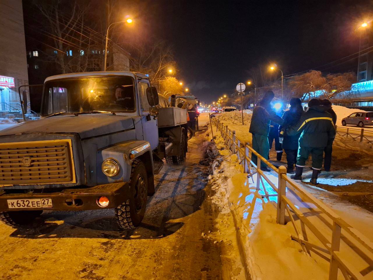 Заплутаев заявил, что асфальт на Интернациональном вскрывать не будут   Дмитрий Заплутаев, глава Комсомольска-на-Амуре, сообщил в своем Телеграм-канале о ходе ликвидации аварии на инженерных сетях на проспекте Интернациональном у дома №30. Инцидент произошел вечером, когда в колодце водосетей была обнаружена течь.   В первые часы аварии специалисты МУП «Горводоканал» оперативно перекрыли воду, что привело к временной остановке водоснабжения в 11 многоквартирных домах. На место происшествия прибыли представители всех необходимых служб, включая снегоуборочную технику, ГАИ и Тепловые сети.   Было организовано реверсивное движение транспорта, а участок дороги, где скопилась вода, начали очищать. Специалисты «Горводоканала» вскрыли и отогрели колодцы, чтобы определить причину происшествия. Установлено, что повреждена запорная арматура пожарного гидранта. Сейчас ведутся ремонтные работы. По предварительной оценке, вскрытие дорожного полотна не потребуется.   Глава города лично проконтролировал ход ликвидации аварии и отметил слаженную работу всех задействованных служб. Он заверил, что предпринимаются все усилия для оперативного устранения последствий и восстановления водоснабжения.