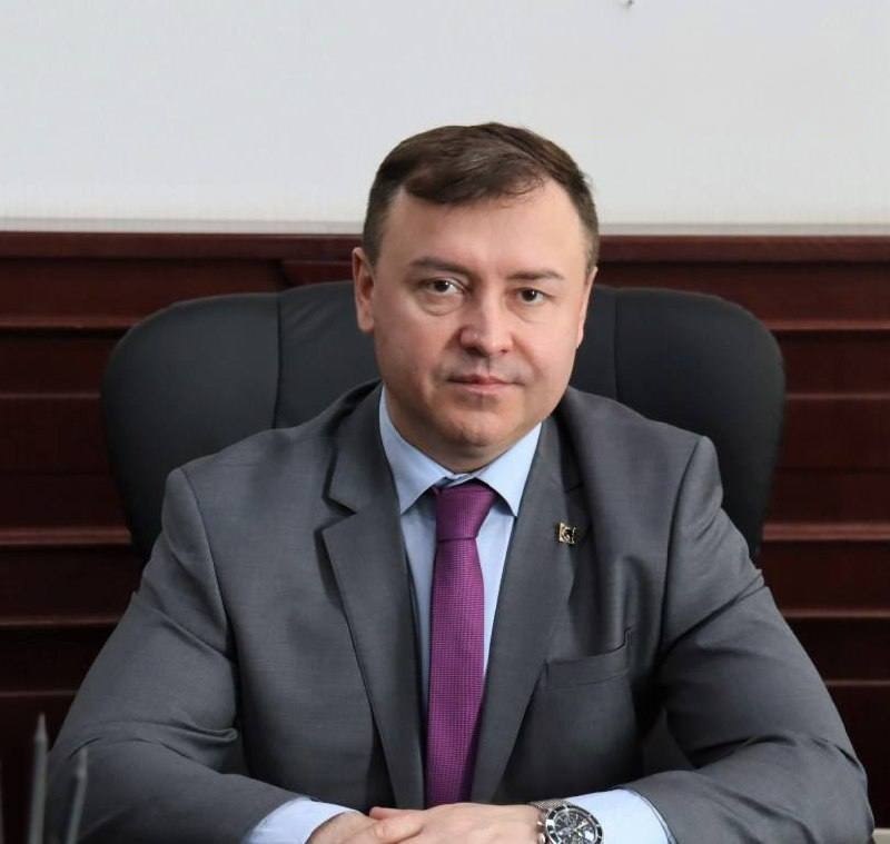 Экс-гендиректор «Газпром межрегионгаз Махачкала» задержан за взятку в особо крупном размере — СМИ По данным СМИ, Ленара Мансурова задержали, затем арестовали и поместили в СИЗО. Против него возбуждено уголовное дело по статье «Получение взятки в особо крупном размере». Ленар Мансуров был назначен на должность гендиректора «Газпром межрегионгаз Махачкала» 5 мая 2022 года. Проработав год, был отправлен в отставку. В последнее время он занимал должность замгендиректора по работе с органами власти в «Газпром межрегионгаз Уфа». Адвокат Мансурова подтвердил его задержание.