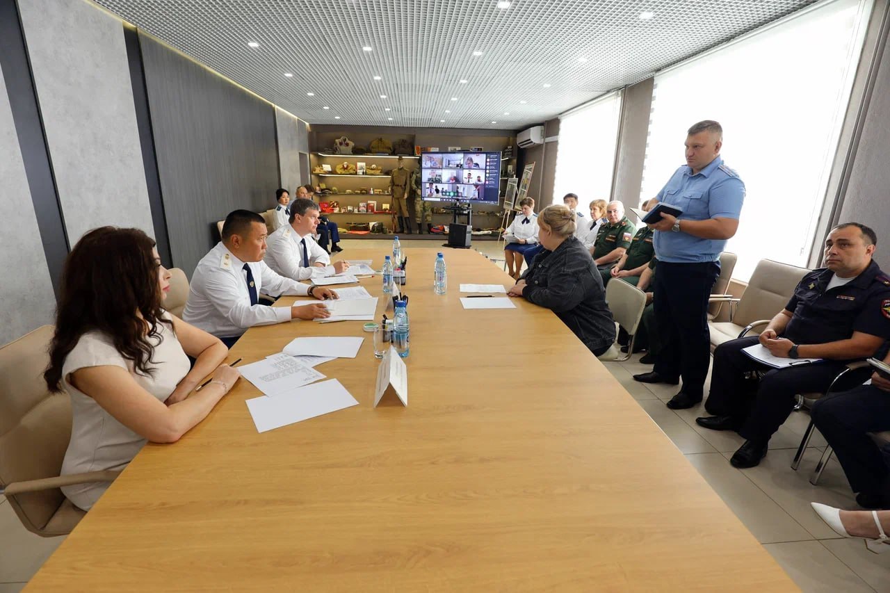 В фонде «Защитники Отечества» начальник управления Генпрокуратуры России по ДФО провел личный прием участников СВО и членов их семей   Во время рабочей поездки в Забайкальский край начальник управления Генпрокуратуры России по ДФО Андрей Мондохонов традиционно провел встречу с участниками СВО и членами их семей на площадке филиала фонда «Защитники Отечества».   Забайкальцев интересовали вопросы прохождения военной службы, выплаты денежного довольствия, оказание медицинской помощи и обеспечения лекарствами, состояния автомобильных дорог, предоставления мер социальной поддержки и льгот.   Также в приёме приняли участие и заявители из районов Забайкальского края. Посредством видеосвязи они смогли задать свои вопросы напрямую Андрею Мондохонову. Так, мать участника СВО из Александрово-Заводского района длительное время не получает социальную помощь в виде твердого топлива. Потерявшая на СВО мужа мать двоих детей из Чернышевского района попросила оказать содействие в назначении пенсии по потере кормильца.   По итогам приема Андрей Мондохонов поручил провести проверки по всем поступившим обращениям. Их результаты поставлены на контроль в Генпрокуратуре России.