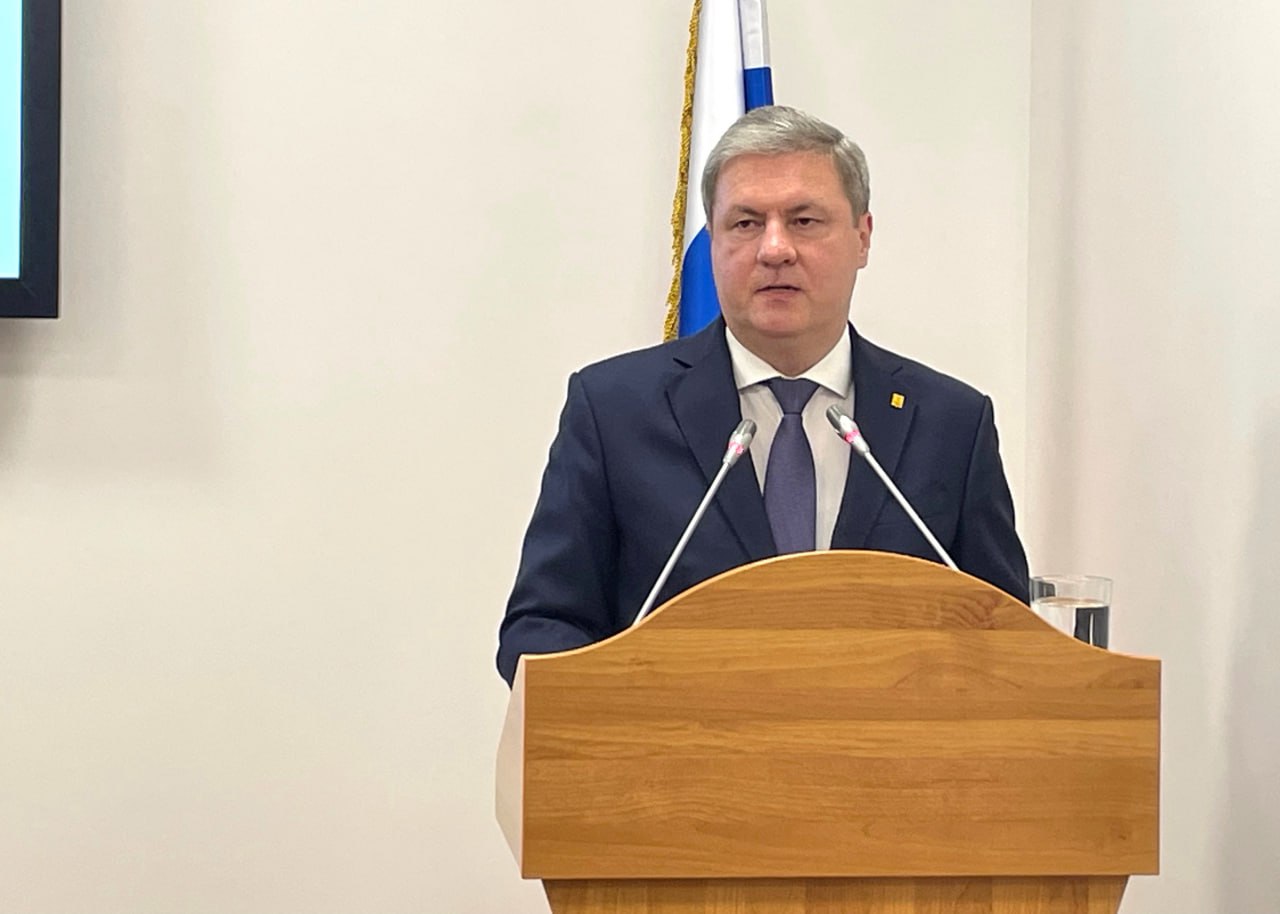 Дмитрий Морев продолжит возглавлять Архангельск Такое решение только что единогласно приняли депутаты городской Думы Напомним что система избрания главы муниципалитета в этом году изменилась Конкурс программ с участием специальной комиссии теперь не проводится кандидатов представляет губернатор по предложениям парламентских партий и ряда организаций включая Общественную палату региона Кандидатов было двое Оба представили свои программы развития Архангельска Дмитрий Морев был поддержан единогласно Подробнее о том как прошло его избрание рассказываем на сайте