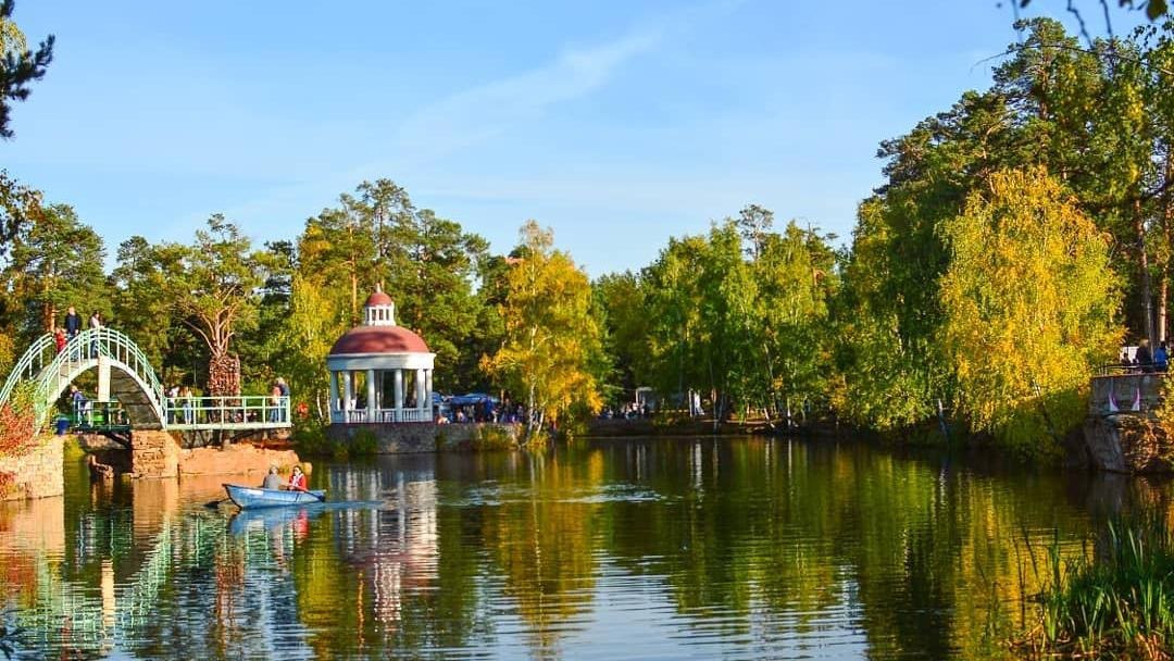 В Челябинске готовятся круто отметить День народного единства!   В Центральном парке культуры и отдыха имени Гагарина будет нескучно: местные творческие группы устроят выступления, а еще всех ждет танцевальный флешмоб. Любопытно будет заглянуть на выставку национальных костюмов — увидите, во что одеваются разные народы нашей страны.  А в городском саду имени Пушкина семейный день пройдет под девизом «Сила единства». Здесь будут веселиться всей семьей: игры, танцы и куча интерактивов для всех возрастов.   Когда: 4 ноября в 13:00  Где: г. Челябинск, ул. Коммуны, 100 и ул. Орджоникидзе, 58А