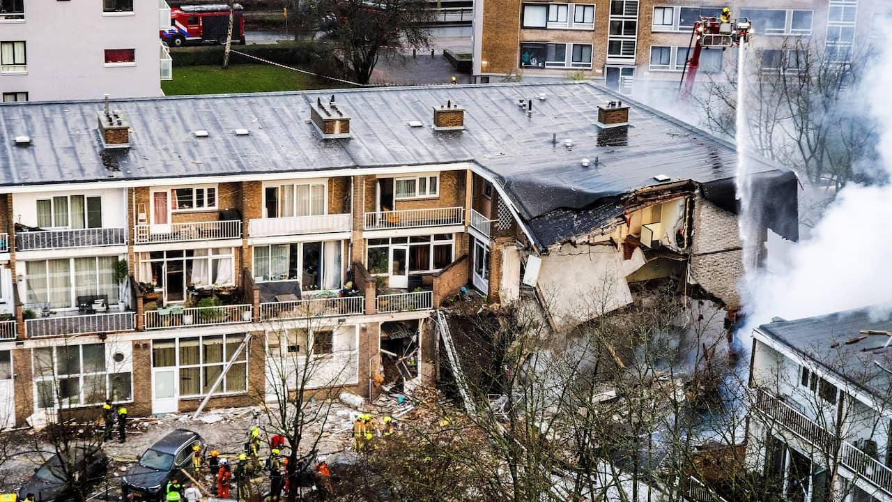 В Гааге произошёл взрыв в жилом трёхэтажном доме, пострадали четыре человека.   Что стало причиной, пока неизвестно. На месте ЧП видели машину, отъезжающую на большой скорости, пишут местные СМИ со ссылкой на полицию.  Сообщается, что под завалами могут быть люди.     Подписаться   Прислать новость   Читать аналитику