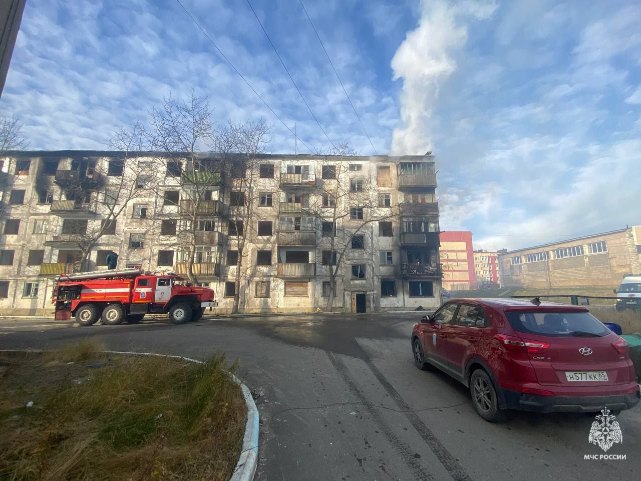 Пожарные ликвидировали возгорание в г. Оха   18 октября в 09:55  сах  диспетчеру Охинского пожарно-спасательного гарнизона поступило сообщение  о возгорании в пятиэтажном расселенном доме на ул. Советская, 2/3. Первый пожарный расчет прибыл через 5 минут. К моменту прибытия огнеборцев горел мусор в одной из квартир на площади 60 кв. м.    Возгорание было локализовано в 10:26  сах , а в 11:10  сах  полностью ликвидировано. В тушении участвовали 7 сотрудников и 2 единицы техники ГУ МЧС России по Сахалинской области. Погибших и пострадавших нет. Причины возгорания устанавливаются.