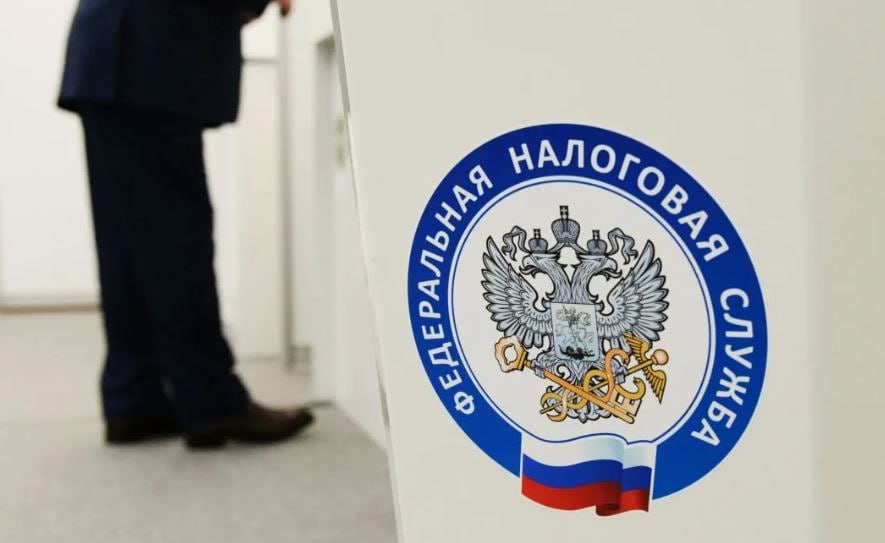 ФНС стала чаще просить бизнес оплатить НДС и НДФЛ за предыдущие периоды Хотя выездные проверки по закону сейчас можно назначать только за 2023 2025 годы это не препятствует инспекциям предлагать предприятиям добровольно пополнить бюджет за более ранние сроки Инспекторы рассылают информационные письма на которые ФНС рассчитывает получить добровольное уточнение обязательств и доплату Среди причин тренда эксперты называют завершение масштабной сверки остатков при внедрении Единого налогового счета и необходимость пополнения дефицитного бюджета Расчет делается на психологию и чувствительность налогоплательщиков Бизнесу зачастую проще закрыть несущественный старый долг чтобы не портить отношения с проверяющими пояснили юристы fatcat18