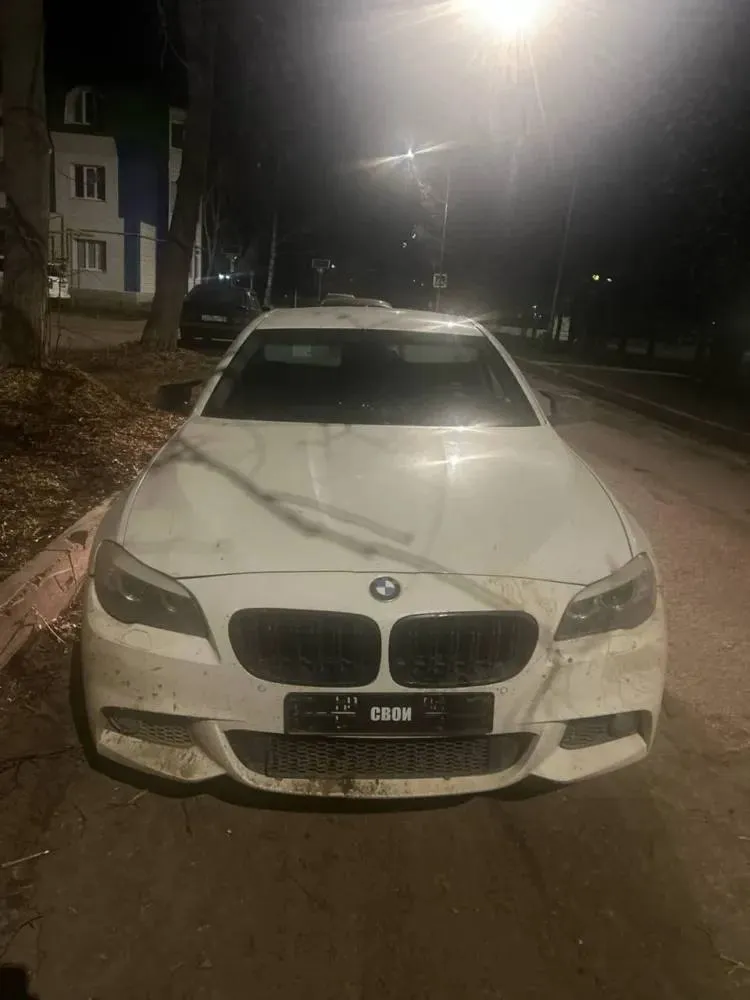 В Татарстане водитель BMW провез полицейского на капоте и сбежал В Лениногорске задержали 31 летнего водителя BMW который при попытке скрыться от ГАИ совершил наезд на инспектора и провез его на капоте После инцидента мужчина спрятал автомобиль и пытался скрыться пешком но был обнаружен полицейскими Задержанный отказался от медосвидетельствования за что получил пять суток ареста и шесть административных протоколов Материалы по факту нападения на сотрудника полиции направлены в следственные органы для возбуждения уголовного дела Подписаться Сообщить новость   Вести Татарстан в MAX